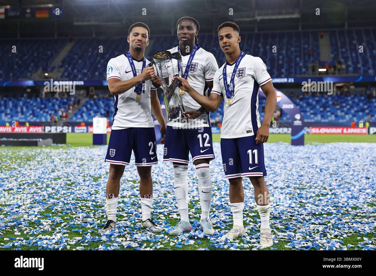 Bratislava, Slowakei. Juni 2025. (L-R) Ethan Nwaneri, Brooke Norton-Cuffy, Omari Hutchinson (eng) Fußball/Fußball: Nwaneri, Norton-Cuffy und Hutchinson feiern nach dem Gewinn der UEFA-U21-Europameisterschaft 2025 Slowakei im Finale zwischen U21 England 3-2 U21 Deutschland im Nationalfußballstadion in Bratislava, Slowakei. Quelle: Mutsu Kawamori/AFLO/Alamy Live News Stockfoto