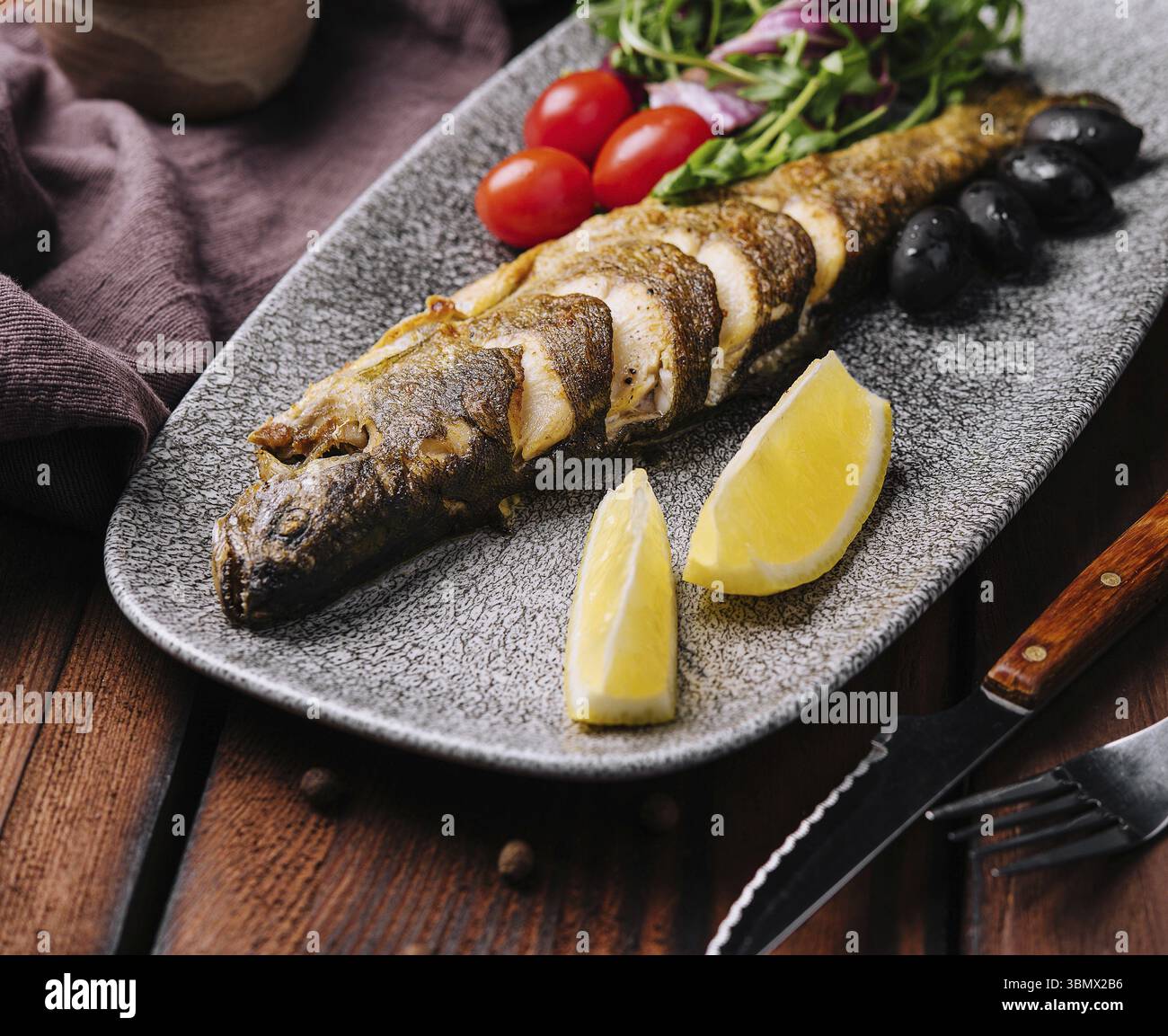 Stillleben, Fischgericht - Braten Forelle und Gemüse Stockfoto