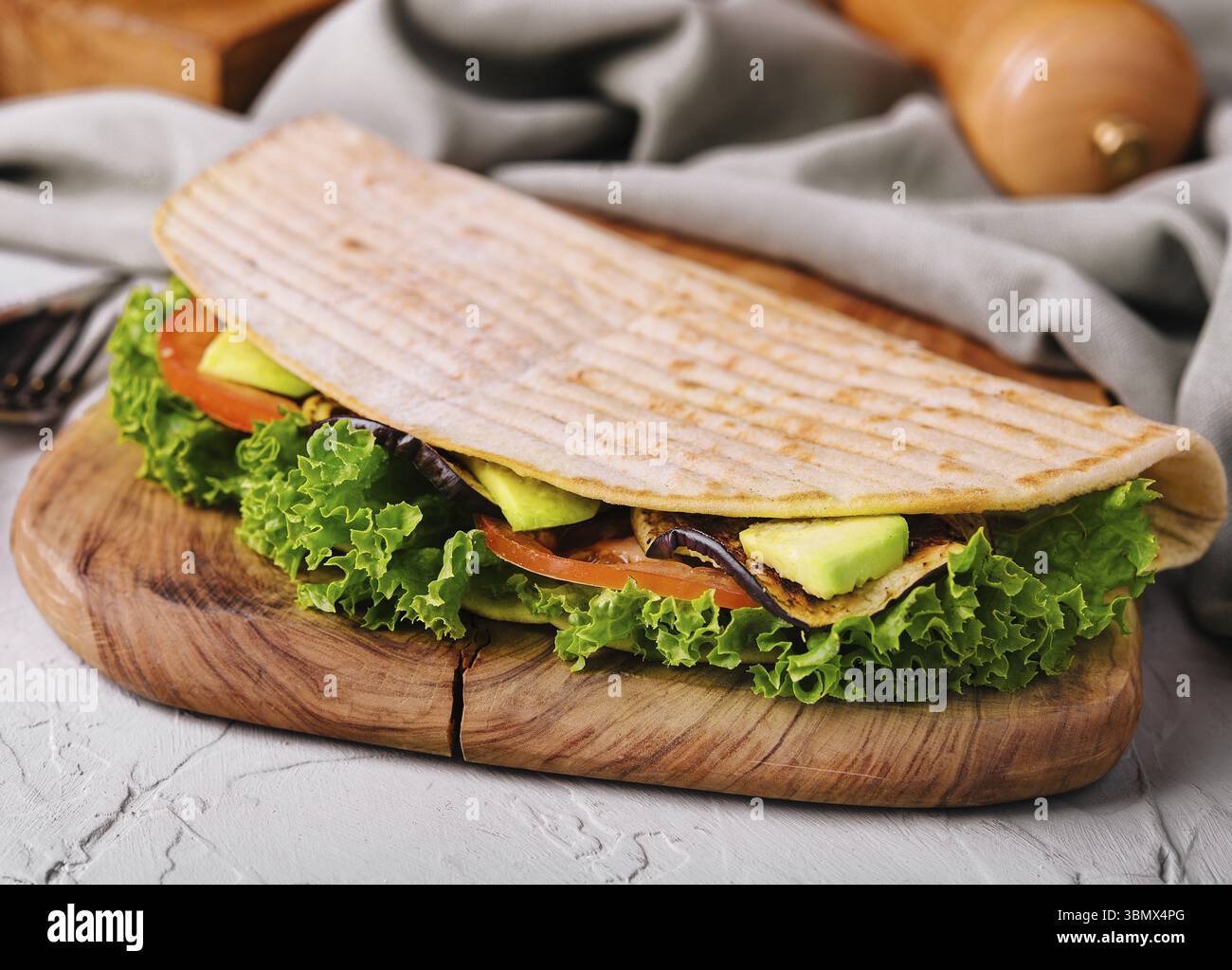 Stillleben, Tacos mit Zucchini, Salat und Tomaten Stockfoto