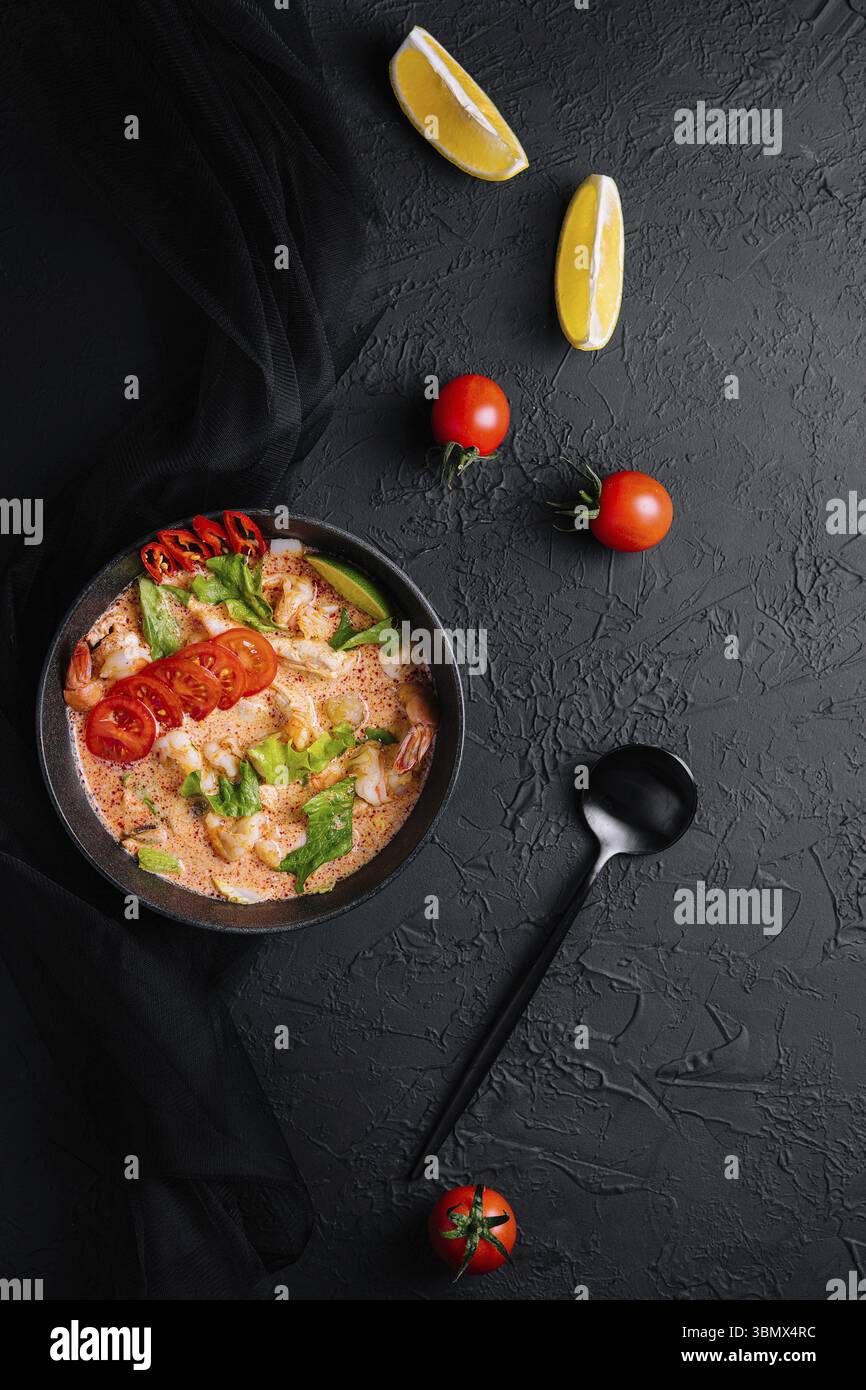 Essen Stillleben, leckere malaysische Suppe mit Garnelen und Kokosmilch Stockfoto