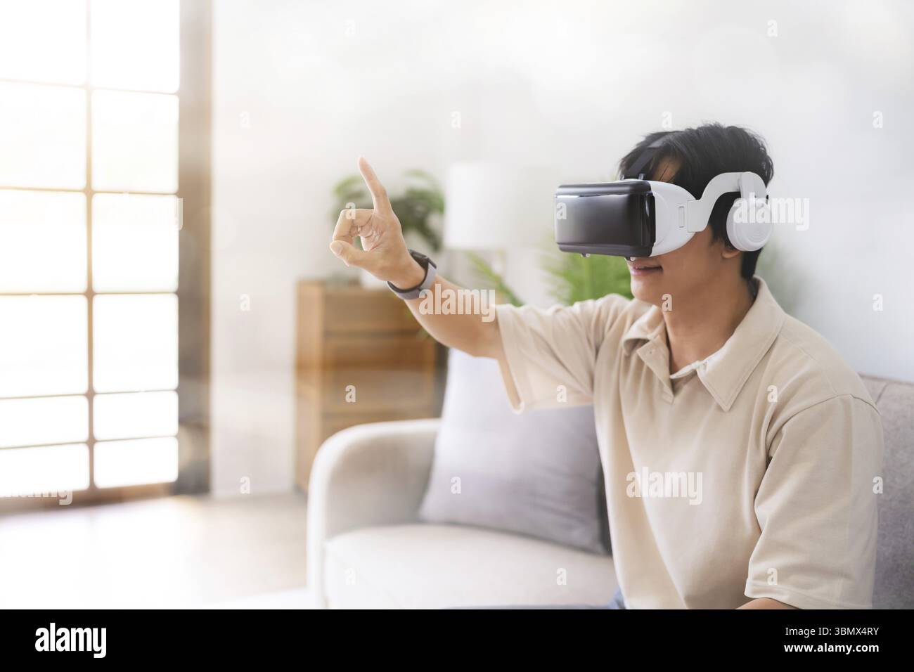 Asiatischer Mann mit VR-Headset in einer Brille mit Virtual-Reality-Technologie VR Experience Future Technology Concept Stockfoto