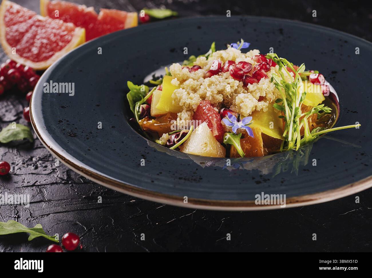 Stillleben, Salat Couscous mit Grapefruit und Granatapfelkernen Stockfoto