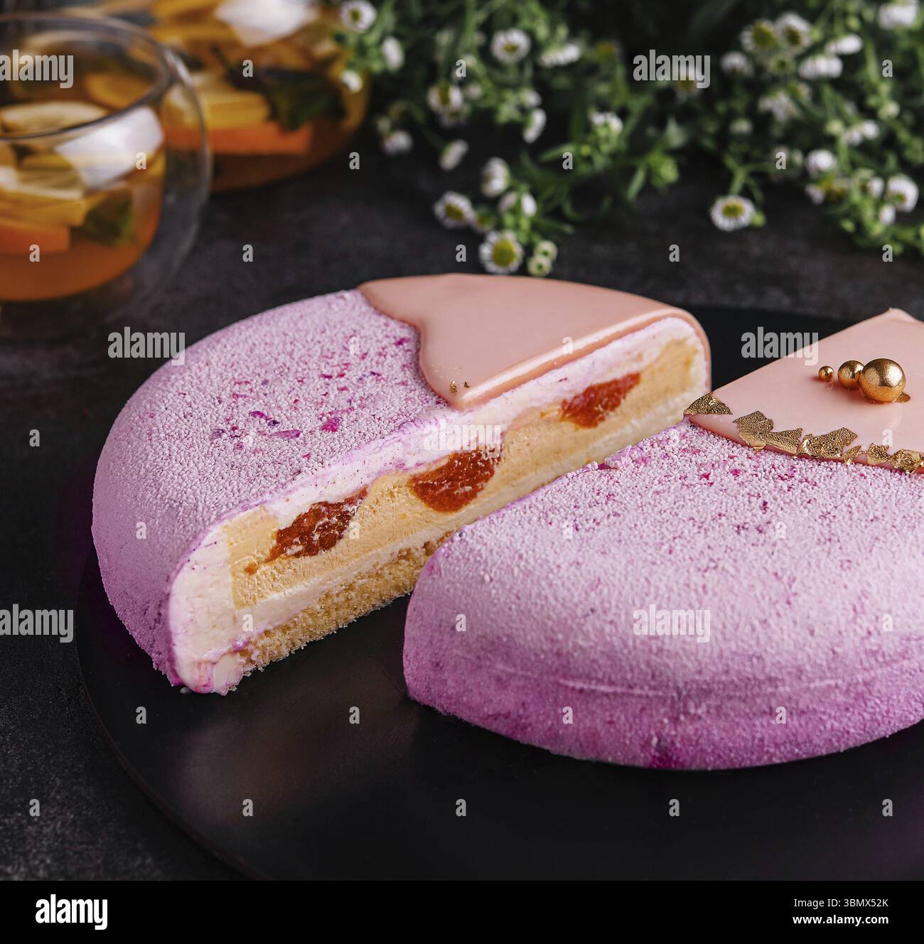 Essen Stillleben, Mousse Aprikosen Eiskuchen mit Tee Stockfoto