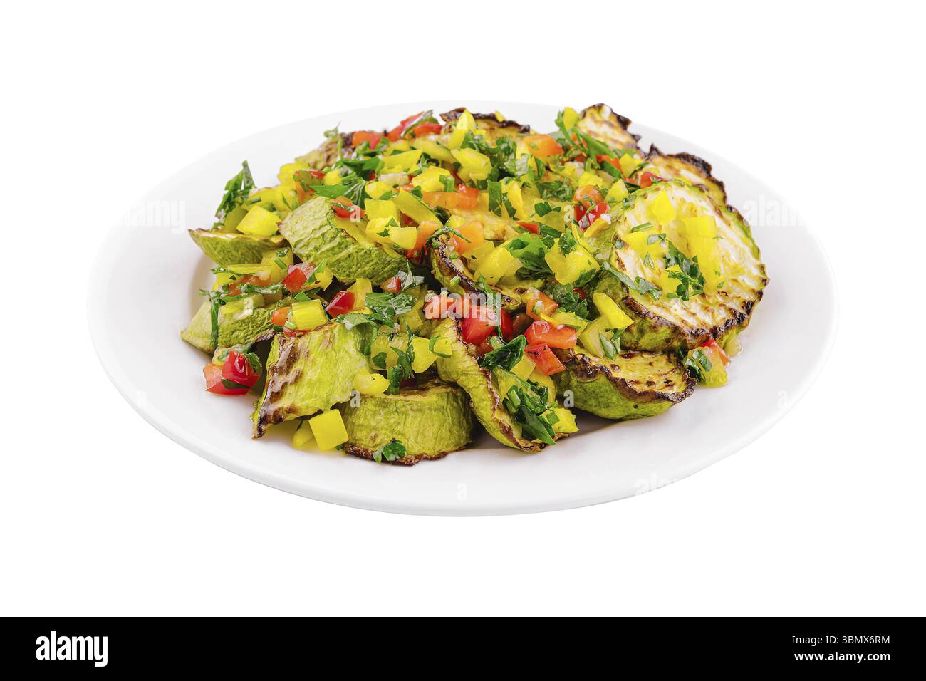 Stillleben, gebratene Zucchini mit gehacktem Pfeffer auf Teller Stockfoto