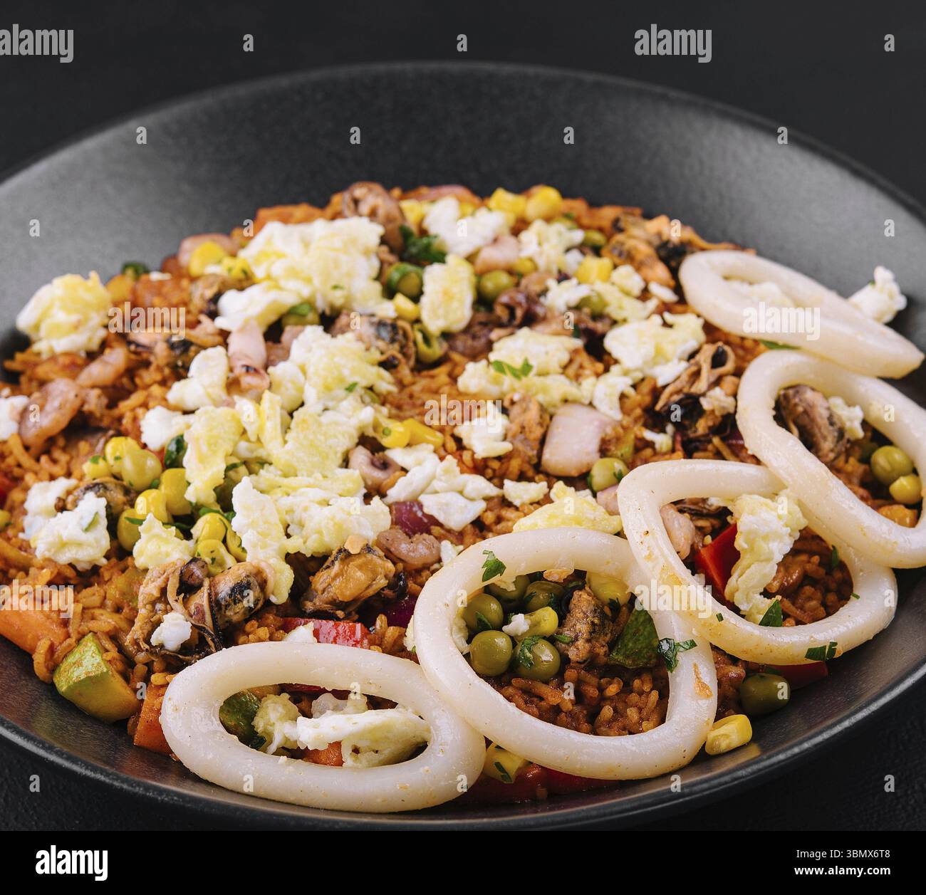 Stillleben, Pad thai mit Tintenfischringen auf einem Teller Stockfoto