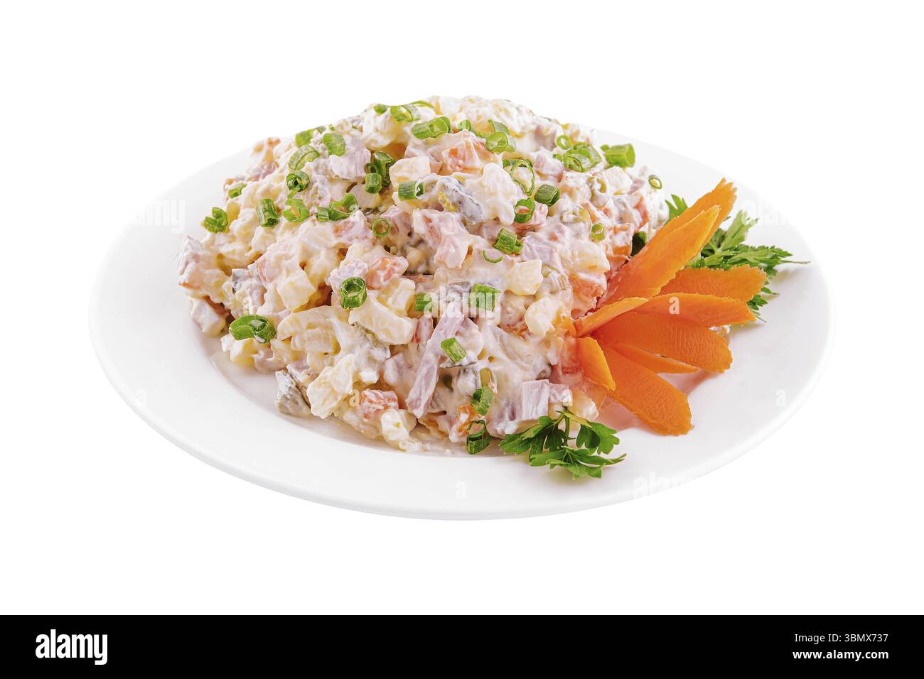 Stillleben, Olivier-Salat, isoliert auf weißem Hintergrund Stockfoto