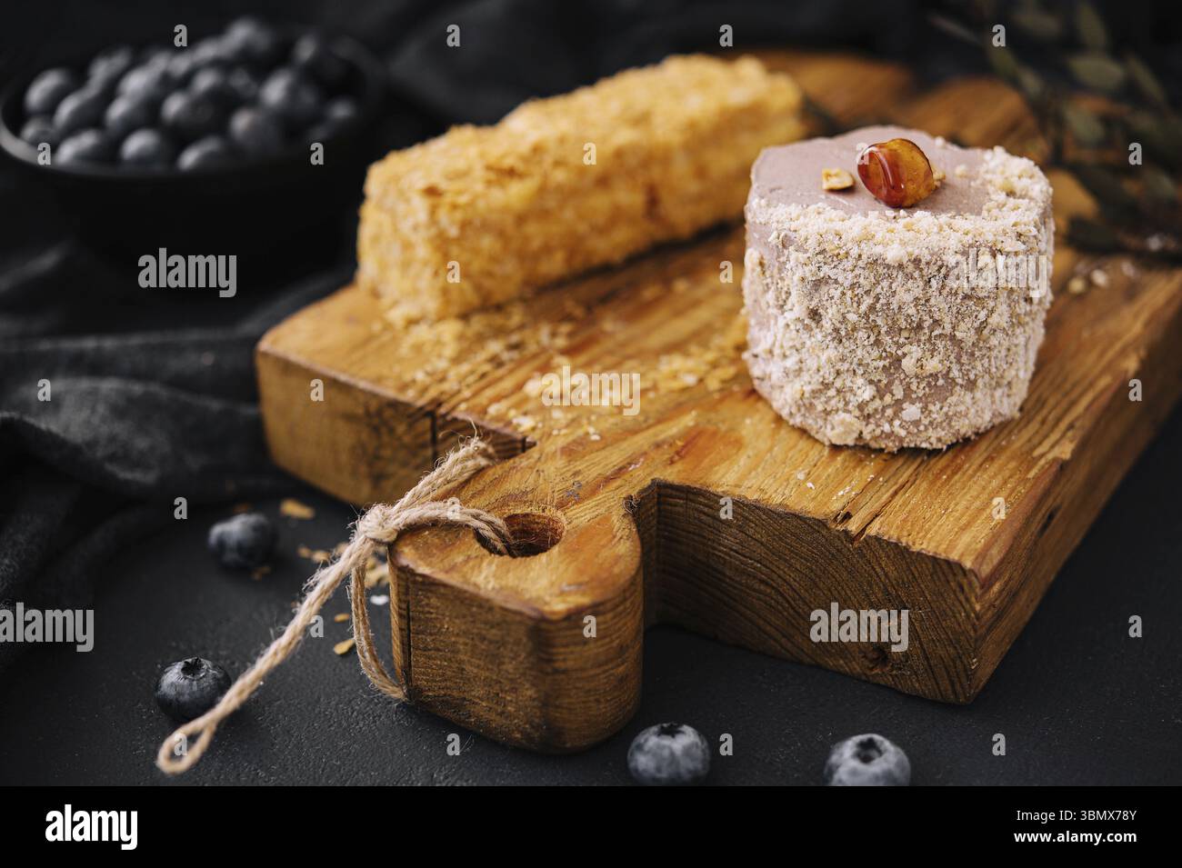 Essen Stillleben, Kiewer Kuchen mit Haselnuss und Schokolade an Bord Stockfoto