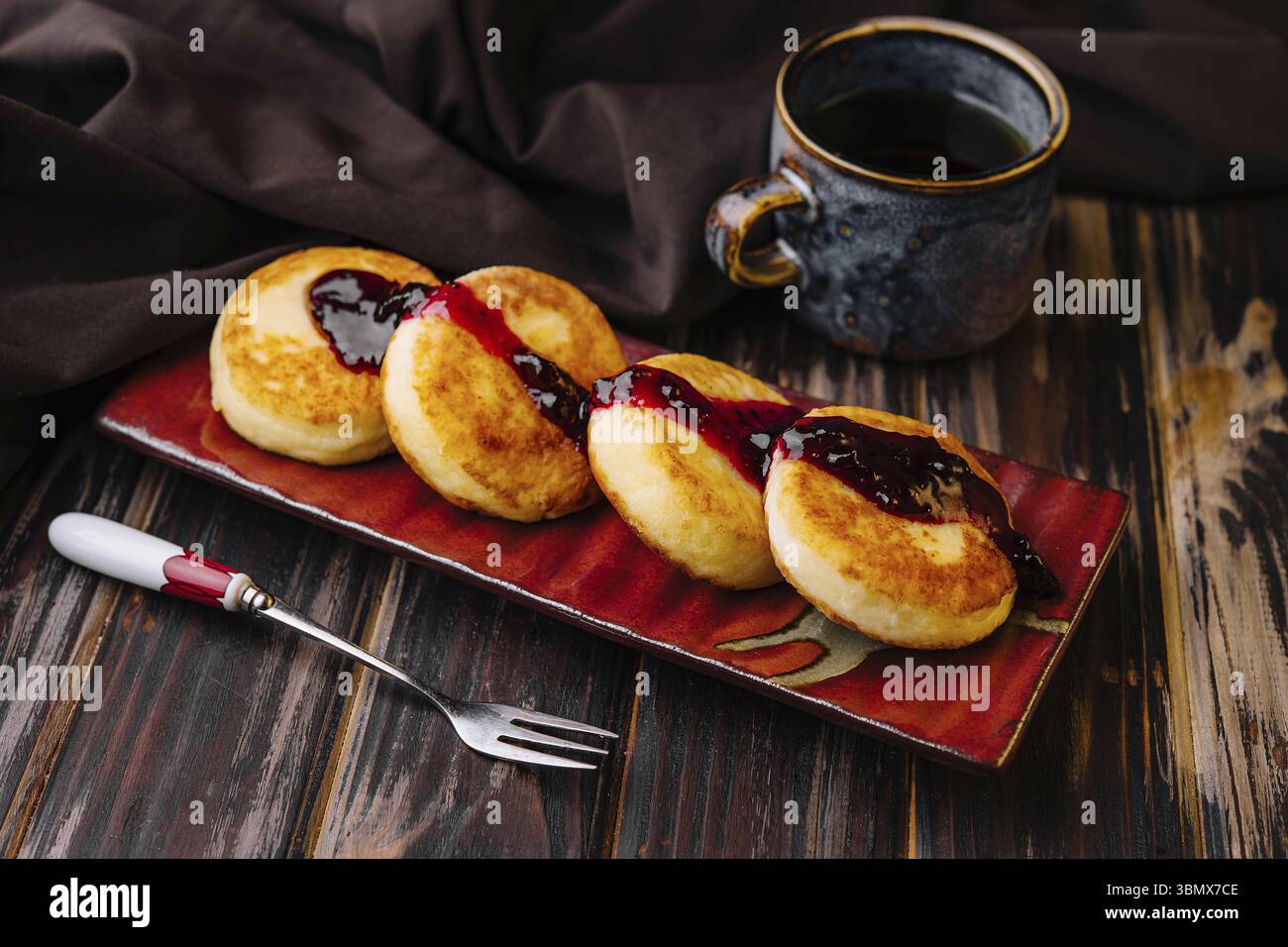 Stillleben, Hüttenkäsekuchen mit Beerenmarmelade Stockfoto