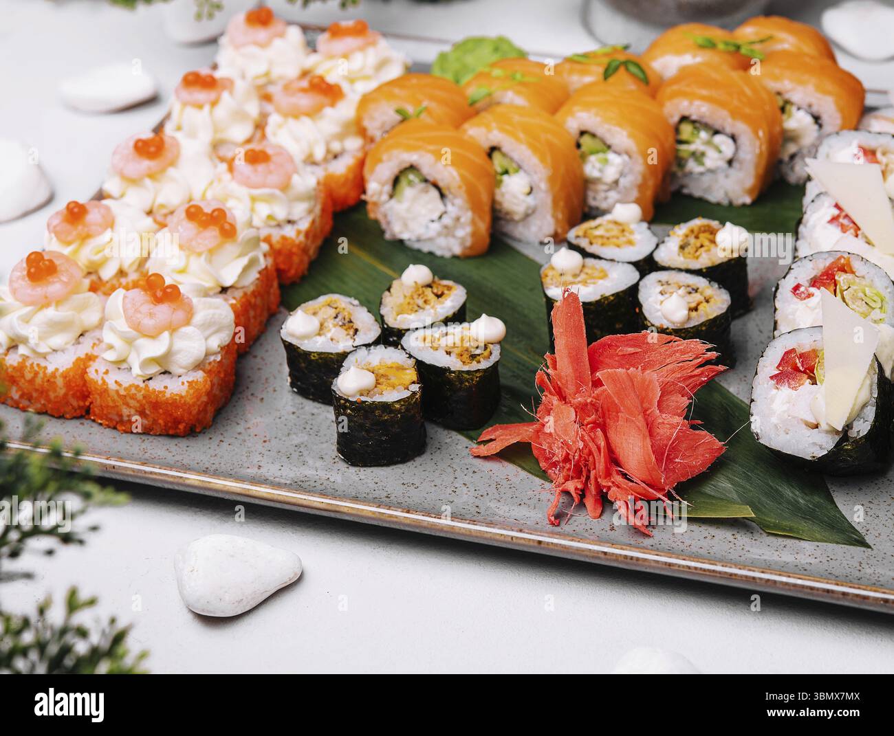 Essen Stillleben, frisches Sushi, traditionelles japanisches Essen auf großen Tellern Stockfoto