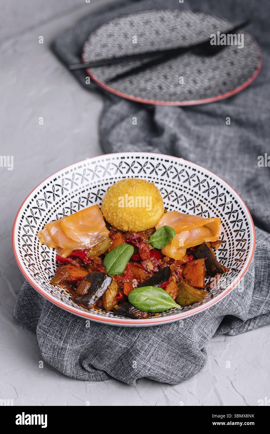 Stillleben, geräucherte Lachsstücke mit gegrilltem Gemüse Stockfoto