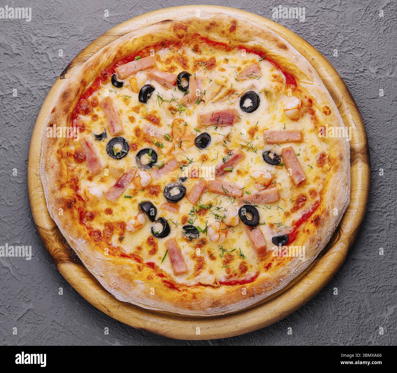 Essen Stillleben, köstliche frische Meeresfrüchte Ofen Pizza auf der Spitze Stockfoto