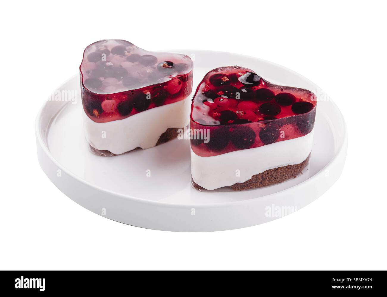 Stillleben, mehrschichtiges Beerendessert auf weißem Teller Stockfoto