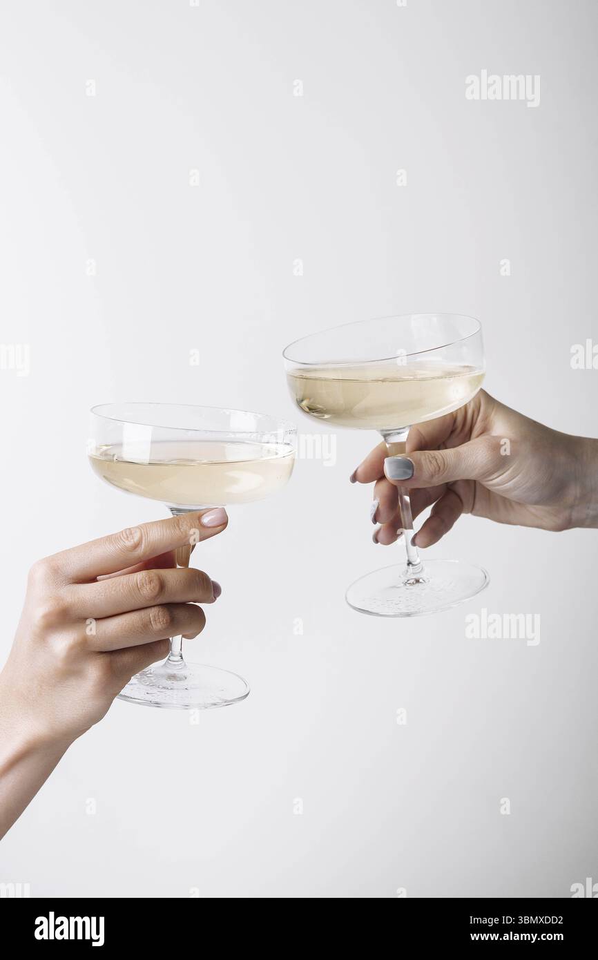 Essen Stillleben, Cheers. Prosecco oder Weißwein in schönen Gläsern Stockfoto
