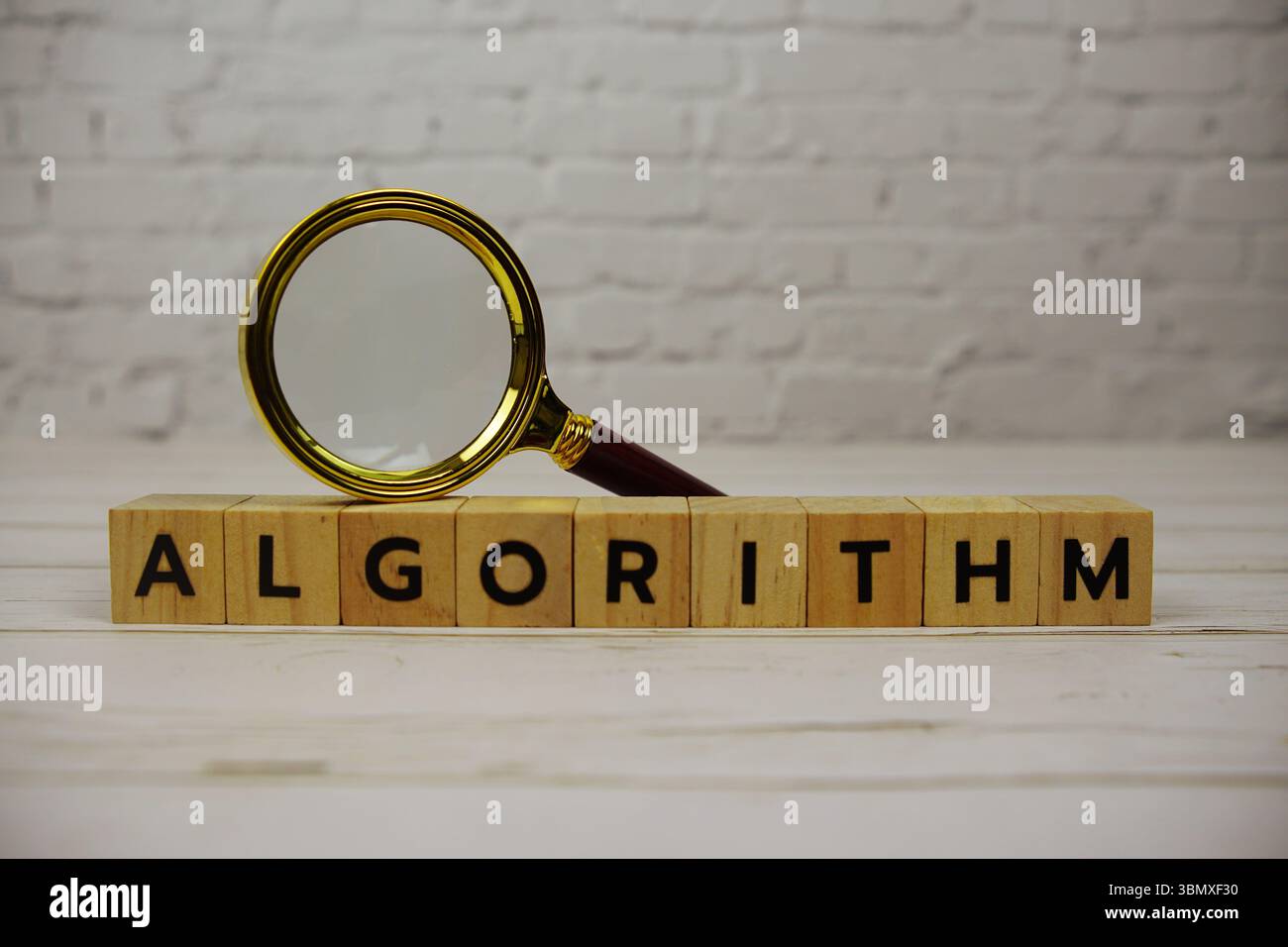 Algorithmus-Buchstaben und Lupe auf hölzernem Hintergrund Stockfoto