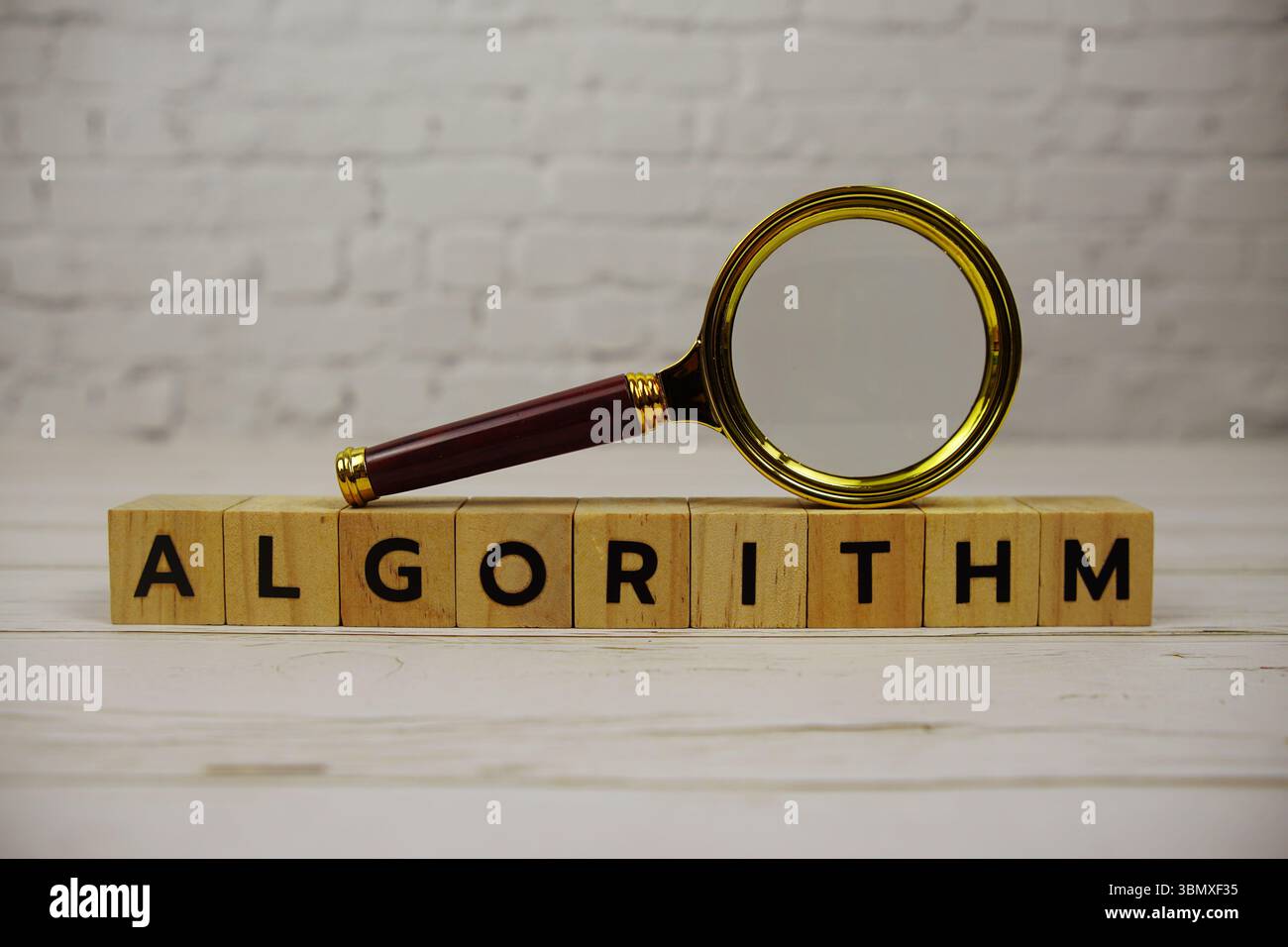 Algorithmus-Buchstaben und Lupe auf hölzernem Hintergrund Stockfoto