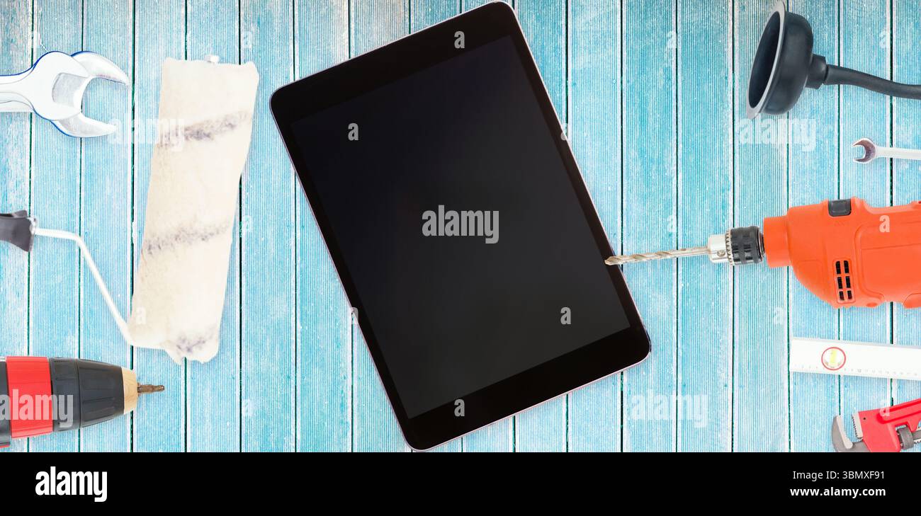 Werkzeuge und Tablette auf hölzernem Hintergrund Stockfoto