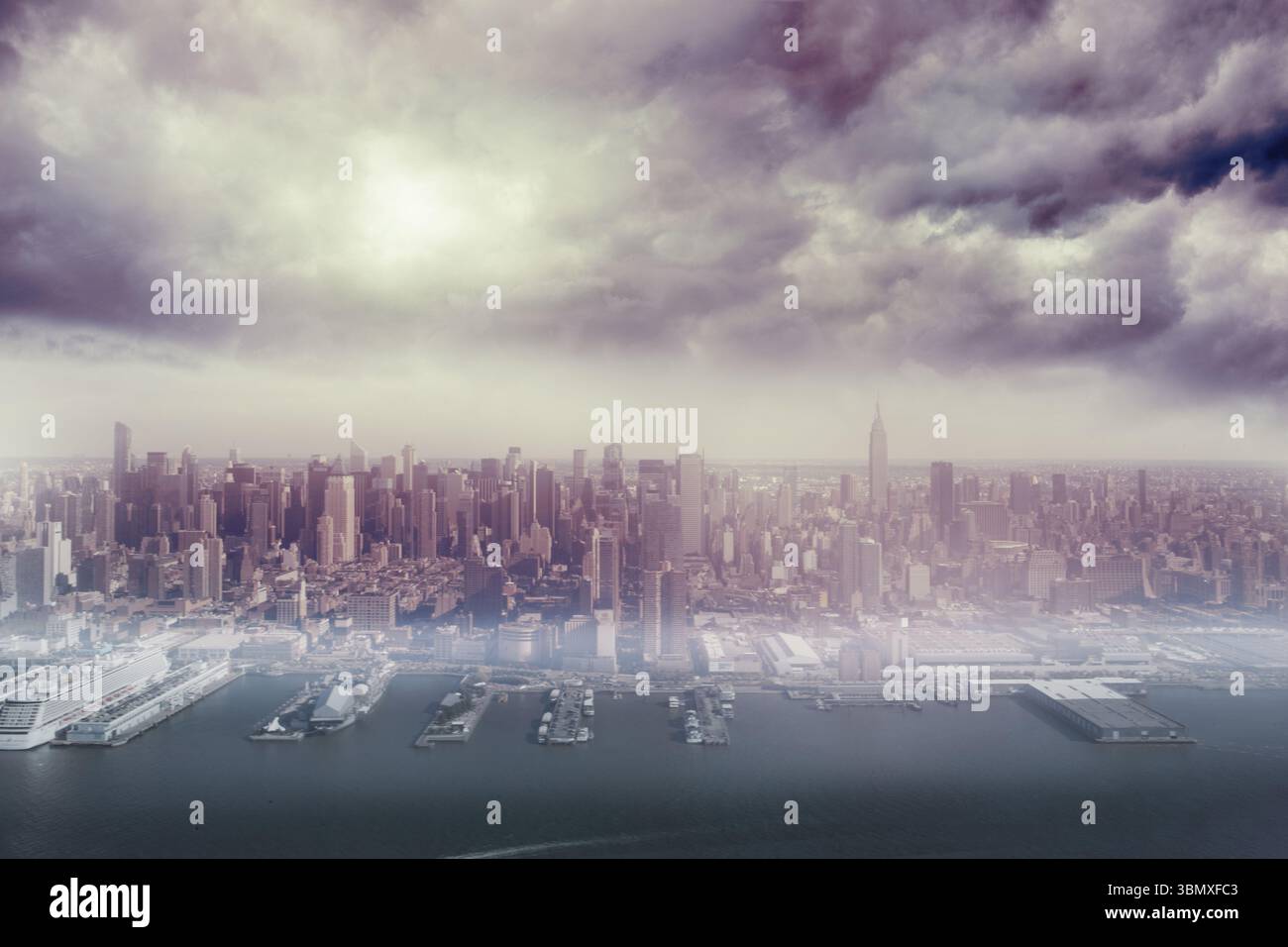 Die Skyline der Metropole wird in flacher Form mit Kreuzfahrtschiff und Piers gezeigt Stockfoto