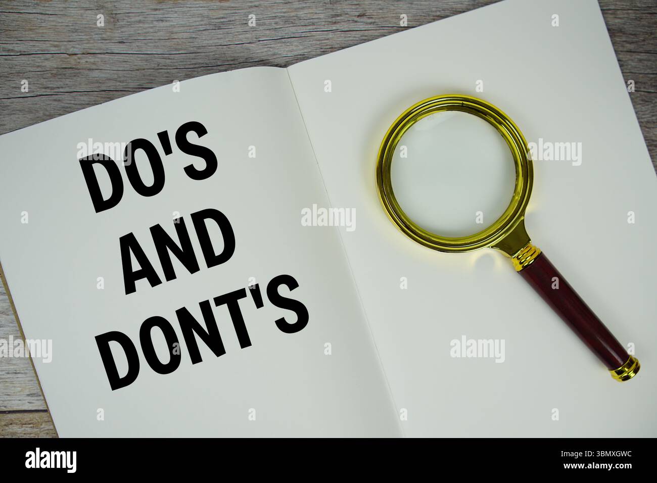 Tafel mit Wecker auf hölzernem Hintergrund Stockfoto