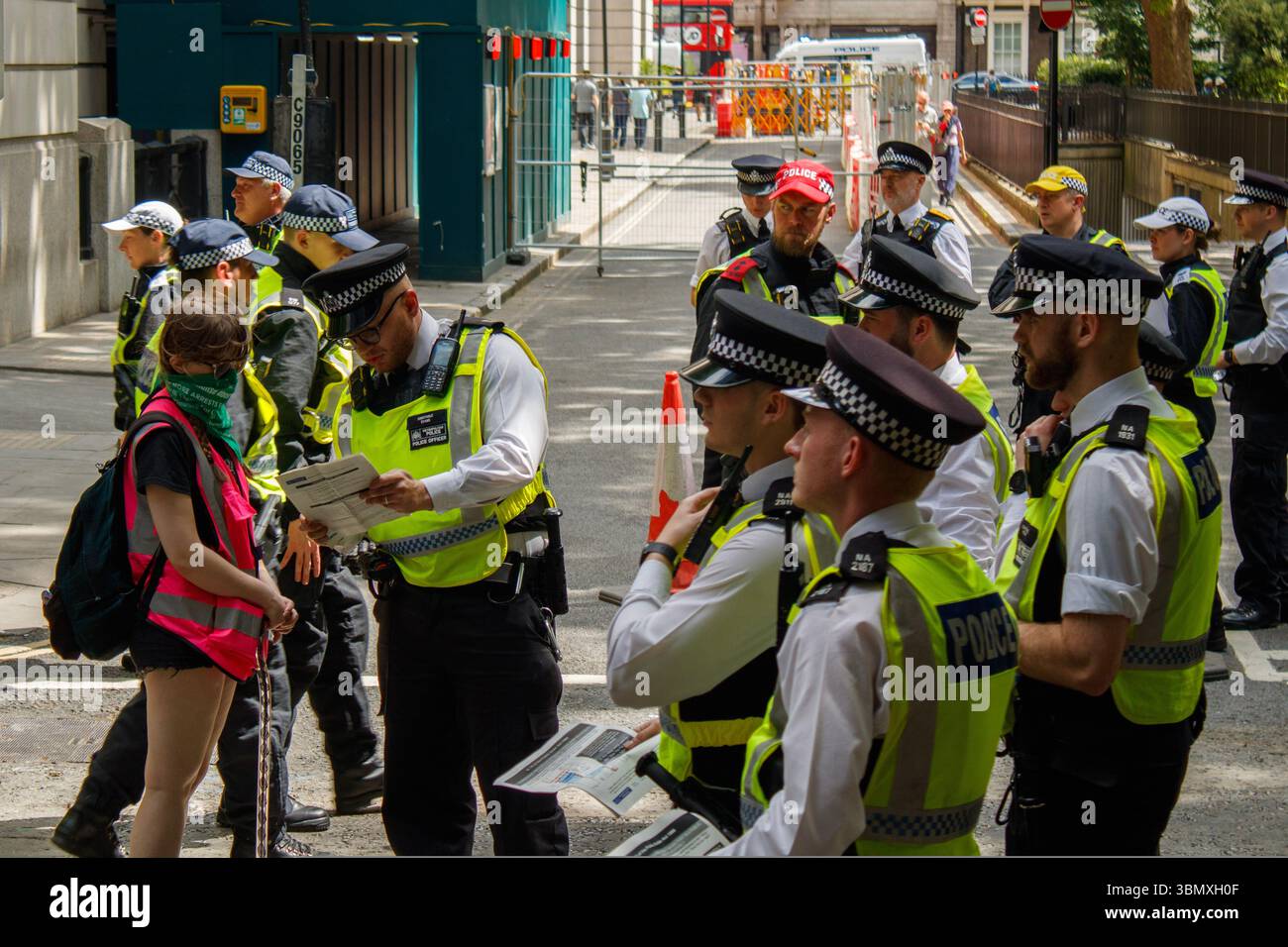 London, England, 28. Juni 2025. Ein Foto von einer antifaschistischen Gegenanzeige. Diese Demo von verschiedenen Gruppen, die sich besonders für Transs-Kinder eignen, wird gesehen, wie sie der „für die Kinder“-Demonstration vor und während des Kettings entgegenwirken. Stockfoto