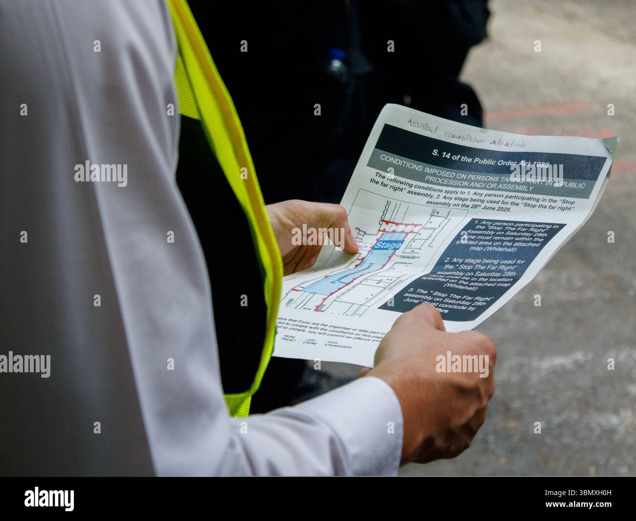 London, England, 28. Juni 2025. Ein Foto von einer antifaschistischen Gegenanzeige. Diese Demo von verschiedenen Gruppen, die sich besonders für Transs-Kinder eignen, wird gesehen, wie sie der „für die Kinder“-Demonstration vor und während des Kettings entgegenwirken. Stockfoto