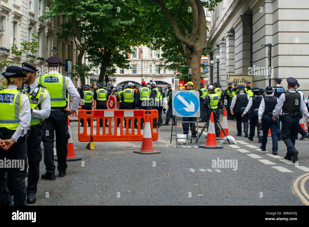 London, England, 28. Juni 2025. Ein Foto von einer antifaschistischen Gegenanzeige. Diese Demo von verschiedenen Gruppen, die sich besonders für Transs-Kinder eignen, wird gesehen, wie sie der „für die Kinder“-Demonstration vor und während des Kettings entgegenwirken. Stockfoto