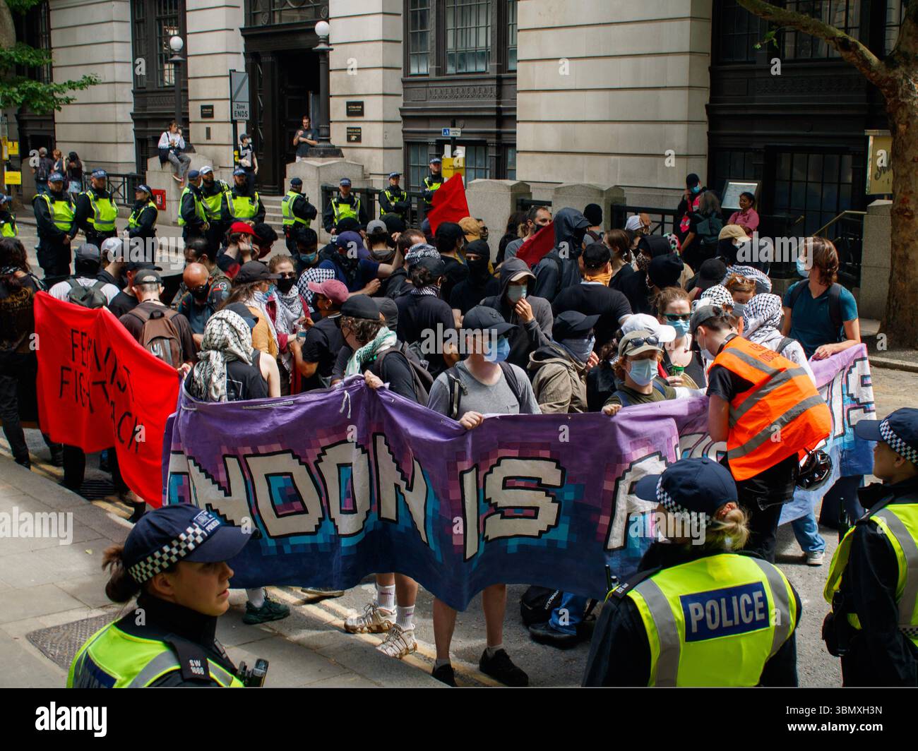 London, England, 28. Juni 2025. Ein Foto von einer antifaschistischen Gegenanzeige. Diese Demo von verschiedenen Gruppen, die sich besonders für Transs-Kinder eignen, wird gesehen, wie sie der „für die Kinder“-Demonstration vor und während des Kettings entgegenwirken. Stockfoto