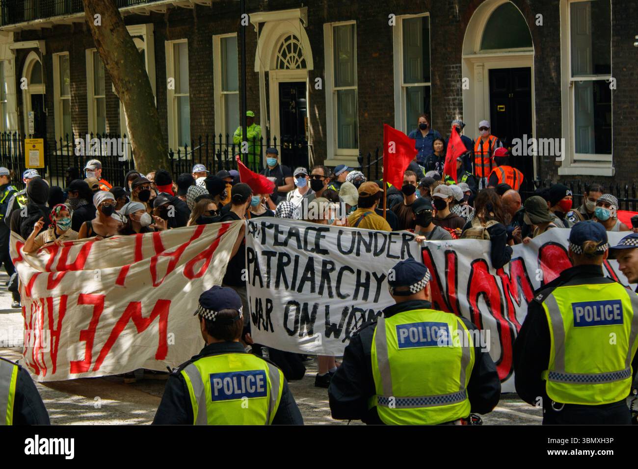 London, England, 28. Juni 2025. Ein Foto von einer antifaschistischen Gegenanzeige. Diese Demo von verschiedenen Gruppen, die sich besonders für Transs-Kinder eignen, wird gesehen, wie sie der „für die Kinder“-Demonstration vor und während des Kettings entgegenwirken. Stockfoto