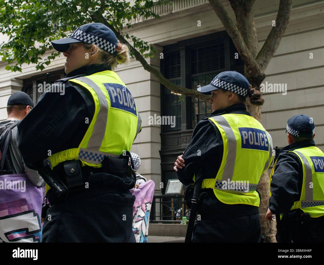 London, England, 28. Juni 2025. Ein Foto von einer antifaschistischen Gegenanzeige. Diese Demo von verschiedenen Gruppen, die sich besonders für Transs-Kinder eignen, wird gesehen, wie sie der „für die Kinder“-Demonstration vor und während des Kettings entgegenwirken. Stockfoto