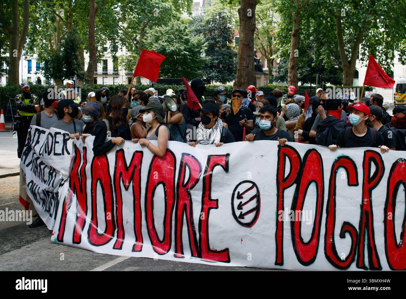 London, England, 28. Juni 2025. Ein Foto von einer antifaschistischen Gegenanzeige. Diese Demo von verschiedenen Gruppen, die sich besonders für Transs-Kinder eignen, wird gesehen, wie sie der „für die Kinder“-Demonstration vor und während des Kettings entgegenwirken. Stockfoto