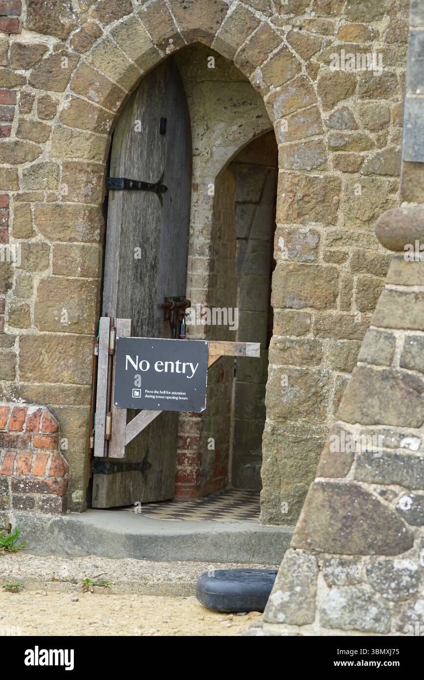 Eingang zum historischen Steingebäude mit einem No Entry Schild. Leith Hill, Surrey, England Stockfoto