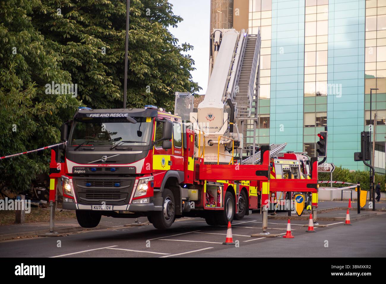 Slough, Großbritannien. Juni 2025. Der Rettungsdienst reagierte heute Nachmittag um 15.30 Uhr auf einen Brand in der Wohnung im obersten Stockwerk in Aspect Court, Slough, Berkshire, an der Ecke Windsor Road und Aspect Court. Der Royal Berkshire Fire and Rescue Service schickte Besatzungen aus Ascot, Bracknell, Slough, Langley, Maidenhead und Windsor zusammen mit der Incident Command Unit von der Maidenhead Fire Station und der Aerial Leiterplattform von der Whitley Wood Fire Station. Der South Central Ambulance Service schickte dem Vernehmen nach eine Reihe von Ressourcen an den Tatort, darunter ein Einsatzteam für Gefahrenbereiche. Es wird verstanden, dass eine Person Stockfoto