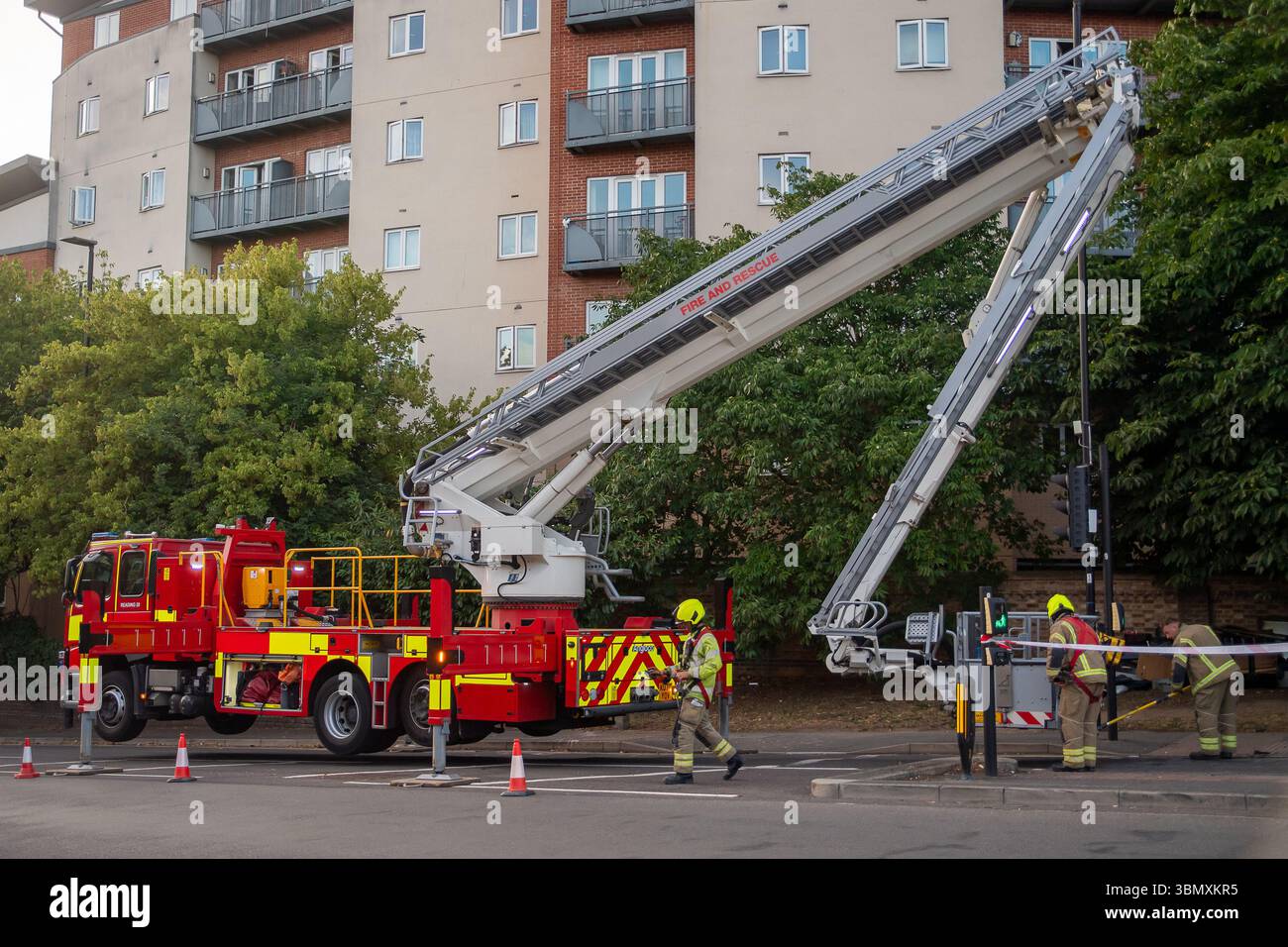 Slough, Großbritannien. Juni 2025. Der Rettungsdienst reagierte heute Nachmittag um 15.30 Uhr auf einen Brand in der Wohnung im obersten Stockwerk in Aspect Court, Slough, Berkshire, an der Ecke Windsor Road und Aspect Court. Der Royal Berkshire Fire and Rescue Service schickte Besatzungen aus Ascot, Bracknell, Slough, Langley, Maidenhead und Windsor zusammen mit der Incident Command Unit von der Maidenhead Fire Station und der Aerial Leiterplattform von der Whitley Wood Fire Station. Der South Central Ambulance Service schickte dem Vernehmen nach eine Reihe von Ressourcen an den Tatort, darunter ein Einsatzteam für Gefahrenbereiche. Es wird verstanden, dass eine Person Stockfoto