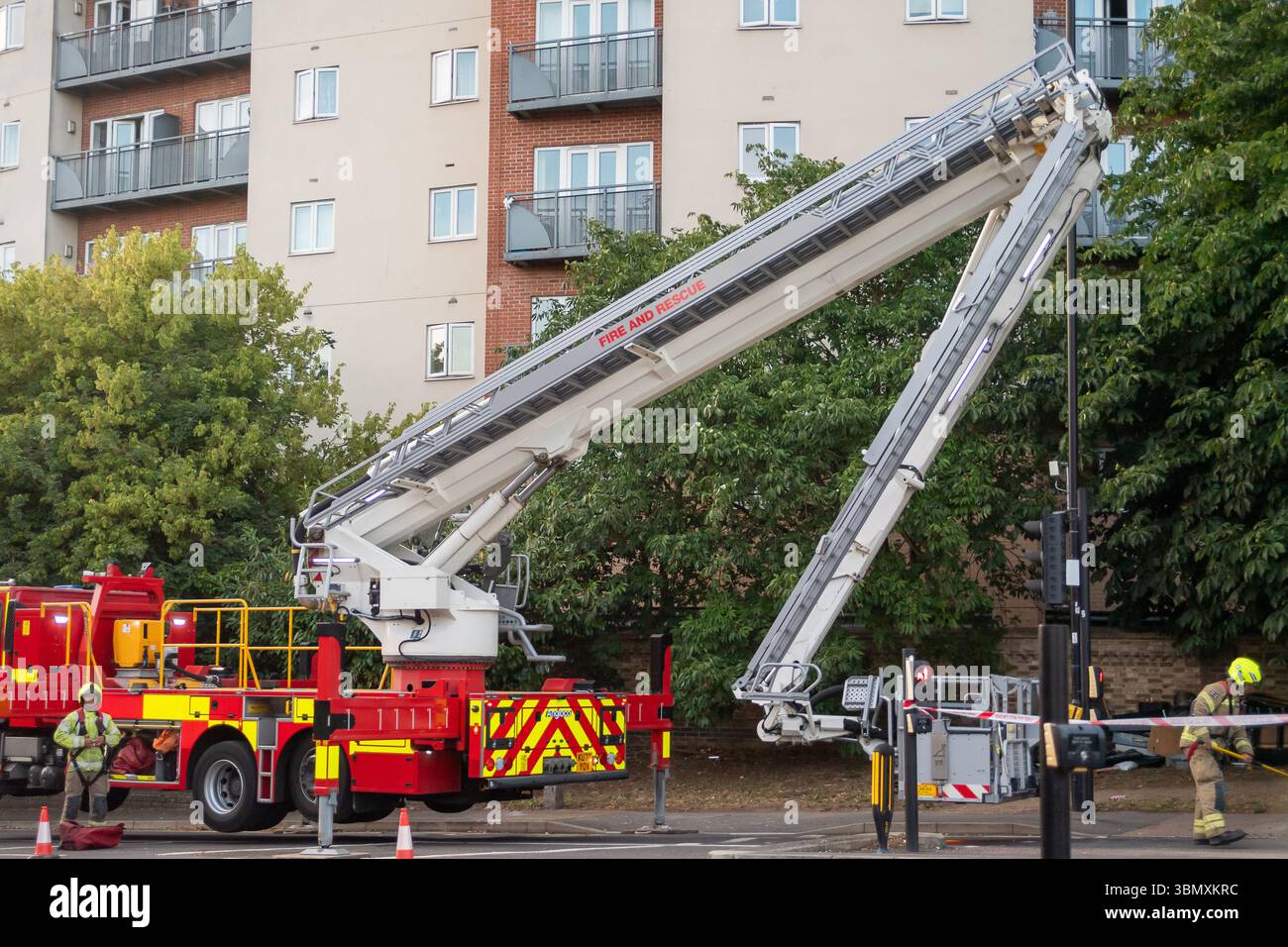 Slough, Großbritannien. Juni 2025. Der Rettungsdienst reagierte heute Nachmittag um 15.30 Uhr auf einen Brand in der Wohnung im obersten Stockwerk in Aspect Court, Slough, Berkshire, an der Ecke Windsor Road und Aspect Court. Der Royal Berkshire Fire and Rescue Service schickte Besatzungen aus Ascot, Bracknell, Slough, Langley, Maidenhead und Windsor zusammen mit der Incident Command Unit von der Maidenhead Fire Station und der Aerial Leiterplattform von der Whitley Wood Fire Station. Der South Central Ambulance Service schickte dem Vernehmen nach eine Reihe von Ressourcen an den Tatort, darunter ein Einsatzteam für Gefahrenbereiche. Es wird verstanden, dass eine Person Stockfoto