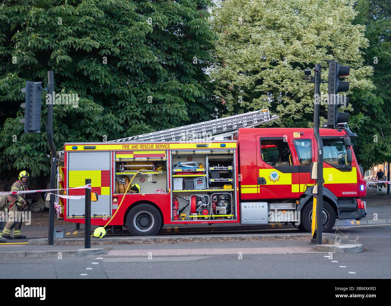 Slough, Großbritannien. Juni 2025. Der Rettungsdienst reagierte heute Nachmittag um 15.30 Uhr auf einen Brand in der Wohnung im obersten Stockwerk in Aspect Court, Slough, Berkshire, an der Ecke Windsor Road und Aspect Court. Der Royal Berkshire Fire and Rescue Service schickte Besatzungen aus Ascot, Bracknell, Slough, Langley, Maidenhead und Windsor zusammen mit der Incident Command Unit von der Maidenhead Fire Station und der Aerial Leiterplattform von der Whitley Wood Fire Station. Der South Central Ambulance Service schickte dem Vernehmen nach eine Reihe von Ressourcen an den Tatort, darunter ein Einsatzteam für Gefahrenbereiche. Es wird verstanden, dass eine Person Stockfoto