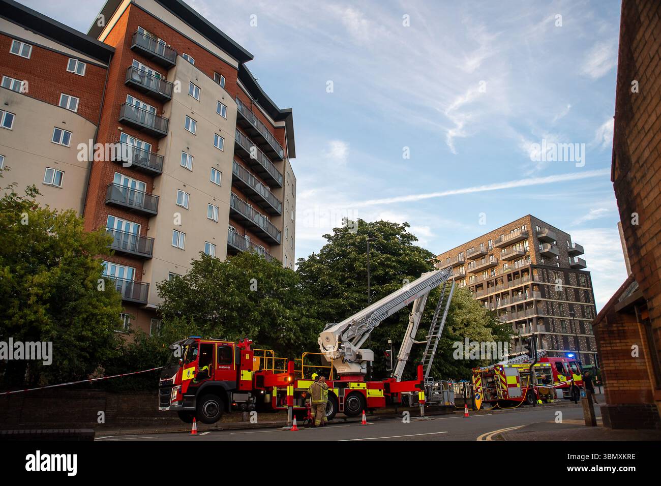 Slough, Großbritannien. Juni 2025. Der Rettungsdienst reagierte heute Nachmittag um 15.30 Uhr auf einen Brand in der Wohnung im obersten Stockwerk in Aspect Court, Slough, Berkshire, an der Ecke Windsor Road und Aspect Court. Der Royal Berkshire Fire and Rescue Service schickte Besatzungen aus Ascot, Bracknell, Slough, Langley, Maidenhead und Windsor zusammen mit der Incident Command Unit von der Maidenhead Fire Station und der Aerial Leiterplattform von der Whitley Wood Fire Station. Der South Central Ambulance Service schickte dem Vernehmen nach eine Reihe von Ressourcen an den Tatort, darunter ein Einsatzteam für Gefahrenbereiche. Es wird verstanden, dass eine Person Stockfoto