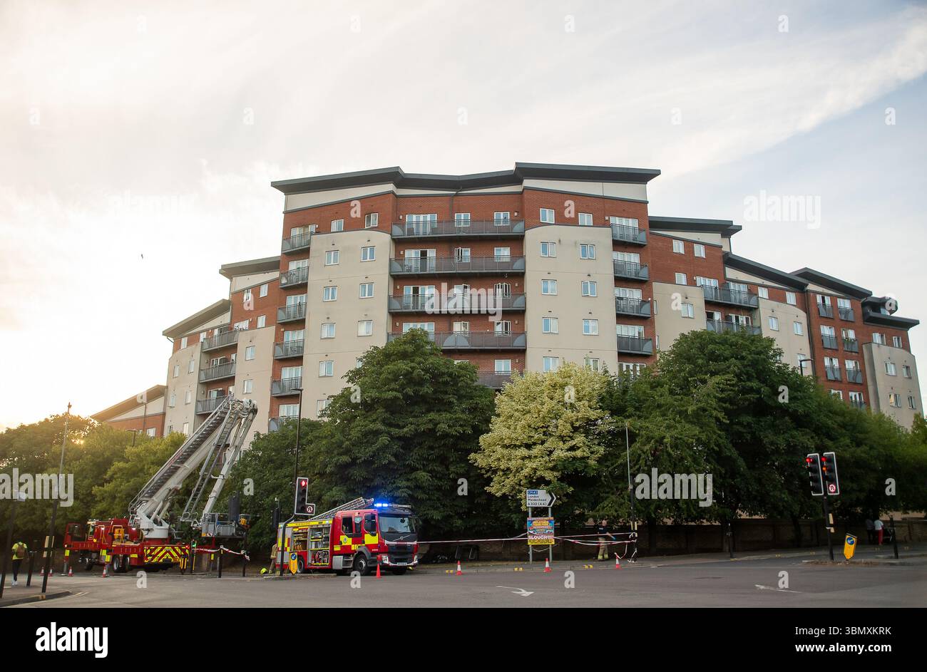 Slough, Großbritannien. Juni 2025. Der Rettungsdienst reagierte heute Nachmittag um 15.30 Uhr auf einen Brand in der Wohnung im obersten Stockwerk in Aspect Court, Slough, Berkshire, an der Ecke Windsor Road und Aspect Court. Der Royal Berkshire Fire and Rescue Service schickte Besatzungen aus Ascot, Bracknell, Slough, Langley, Maidenhead und Windsor zusammen mit der Incident Command Unit von der Maidenhead Fire Station und der Aerial Leiterplattform von der Whitley Wood Fire Station. Der South Central Ambulance Service schickte dem Vernehmen nach eine Reihe von Ressourcen an den Tatort, darunter ein Einsatzteam für Gefahrenbereiche. Es wird verstanden, dass eine Person Stockfoto