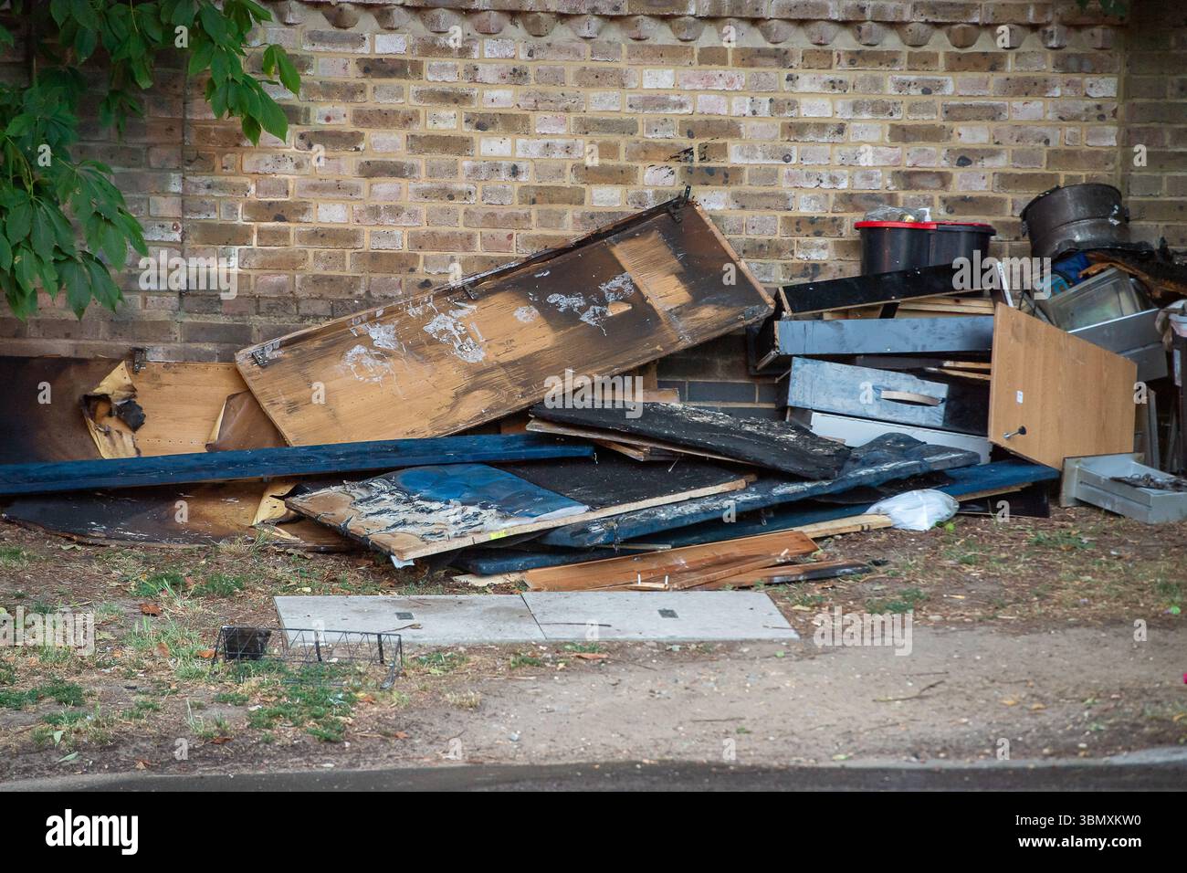 Slough, Großbritannien. Juni 2025. Der Rettungsdienst reagierte heute Nachmittag um 15.30 Uhr auf einen Brand in der Wohnung im obersten Stockwerk in Aspect Court, Slough, Berkshire, an der Ecke Windsor Road und Aspect Court. Der Royal Berkshire Fire and Rescue Service schickte Besatzungen aus Ascot, Bracknell, Slough, Langley, Maidenhead und Windsor zusammen mit der Incident Command Unit von der Maidenhead Fire Station und der Aerial Leiterplattform von der Whitley Wood Fire Station. Der South Central Ambulance Service schickte dem Vernehmen nach eine Reihe von Ressourcen an den Tatort, darunter ein Einsatzteam für Gefahrenbereiche. Es wird verstanden, dass eine Person Stockfoto