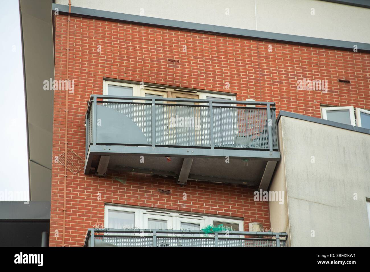 Slough, Großbritannien. Juni 2025. Der Rettungsdienst reagierte heute Nachmittag um 15.30 Uhr auf einen Brand in der Wohnung im obersten Stockwerk in Aspect Court, Slough, Berkshire, an der Ecke Windsor Road und Aspect Court. Der Royal Berkshire Fire and Rescue Service schickte Besatzungen aus Ascot, Bracknell, Slough, Langley, Maidenhead und Windsor zusammen mit der Incident Command Unit von der Maidenhead Fire Station und der Aerial Leiterplattform von der Whitley Wood Fire Station. Der South Central Ambulance Service schickte dem Vernehmen nach eine Reihe von Ressourcen an den Tatort, darunter ein Einsatzteam für Gefahrenbereiche. Es wird verstanden, dass eine Person Stockfoto