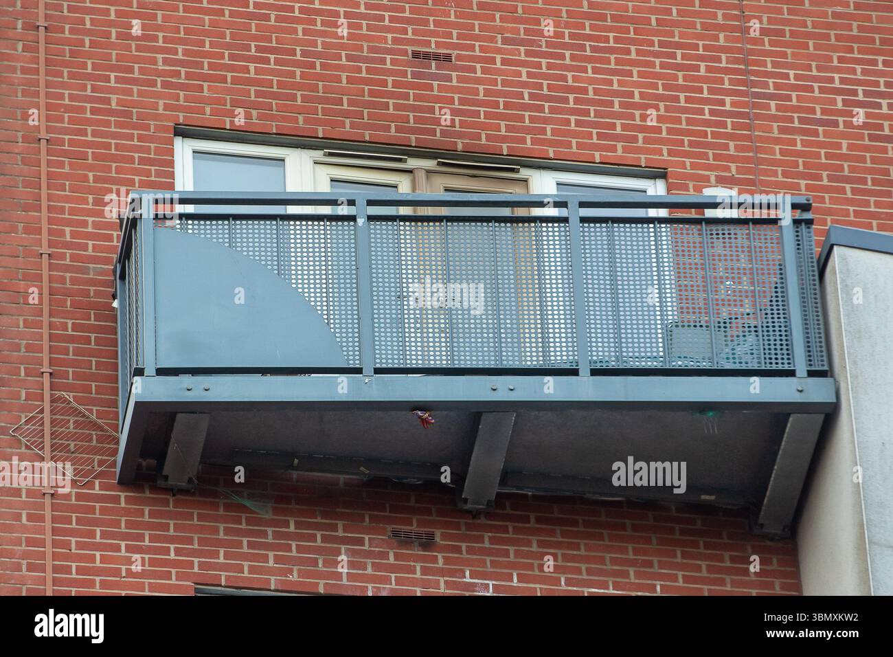 Slough, Großbritannien. Juni 2025. Der Rettungsdienst reagierte heute Nachmittag um 15.30 Uhr auf einen Brand in der Wohnung im obersten Stockwerk in Aspect Court, Slough, Berkshire, an der Ecke Windsor Road und Aspect Court. Der Royal Berkshire Fire and Rescue Service schickte Besatzungen aus Ascot, Bracknell, Slough, Langley, Maidenhead und Windsor zusammen mit der Incident Command Unit von der Maidenhead Fire Station und der Aerial Leiterplattform von der Whitley Wood Fire Station. Der South Central Ambulance Service schickte dem Vernehmen nach eine Reihe von Ressourcen an den Tatort, darunter ein Einsatzteam für Gefahrenbereiche. Es wird verstanden, dass eine Person Stockfoto
