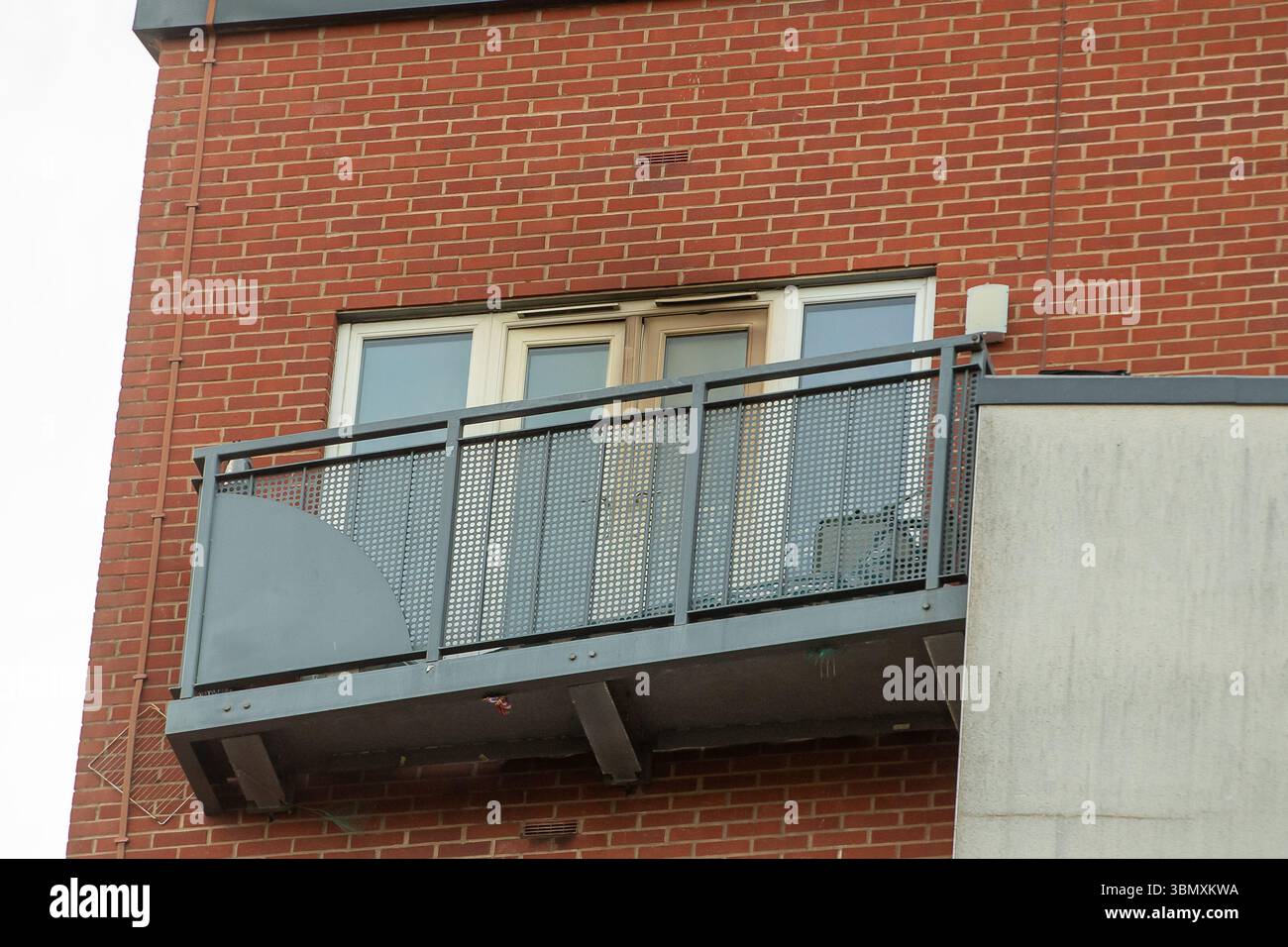 Slough, Großbritannien. Juni 2025. Der Rettungsdienst reagierte heute Nachmittag um 15.30 Uhr auf einen Brand in der Wohnung im obersten Stockwerk in Aspect Court, Slough, Berkshire, an der Ecke Windsor Road und Aspect Court. Der Royal Berkshire Fire and Rescue Service schickte Besatzungen aus Ascot, Bracknell, Slough, Langley, Maidenhead und Windsor zusammen mit der Incident Command Unit von der Maidenhead Fire Station und der Aerial Leiterplattform von der Whitley Wood Fire Station. Der South Central Ambulance Service schickte dem Vernehmen nach eine Reihe von Ressourcen an den Tatort, darunter ein Einsatzteam für Gefahrenbereiche. Es wird verstanden, dass eine Person Stockfoto