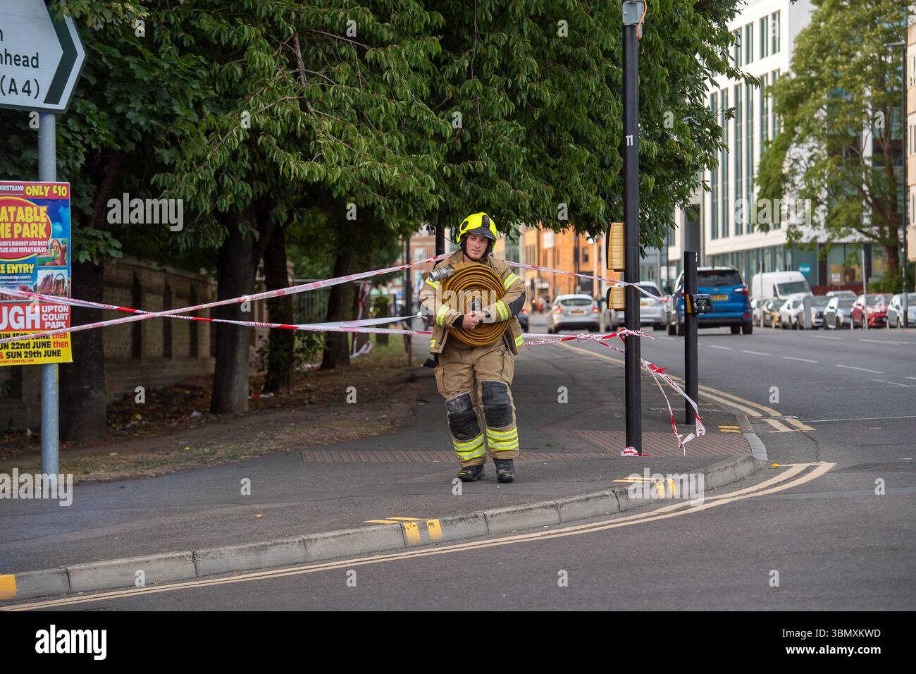 Slough, Großbritannien. Juni 2025. Der Rettungsdienst reagierte heute Nachmittag um 15.30 Uhr auf einen Brand in der Wohnung im obersten Stockwerk in Aspect Court, Slough, Berkshire, an der Ecke Windsor Road und Aspect Court. Der Royal Berkshire Fire and Rescue Service schickte Besatzungen aus Ascot, Bracknell, Slough, Langley, Maidenhead und Windsor zusammen mit der Incident Command Unit von der Maidenhead Fire Station und der Aerial Leiterplattform von der Whitley Wood Fire Station. Der South Central Ambulance Service schickte dem Vernehmen nach eine Reihe von Ressourcen an den Tatort, darunter ein Einsatzteam für Gefahrenbereiche. Es wird verstanden, dass eine Person Stockfoto