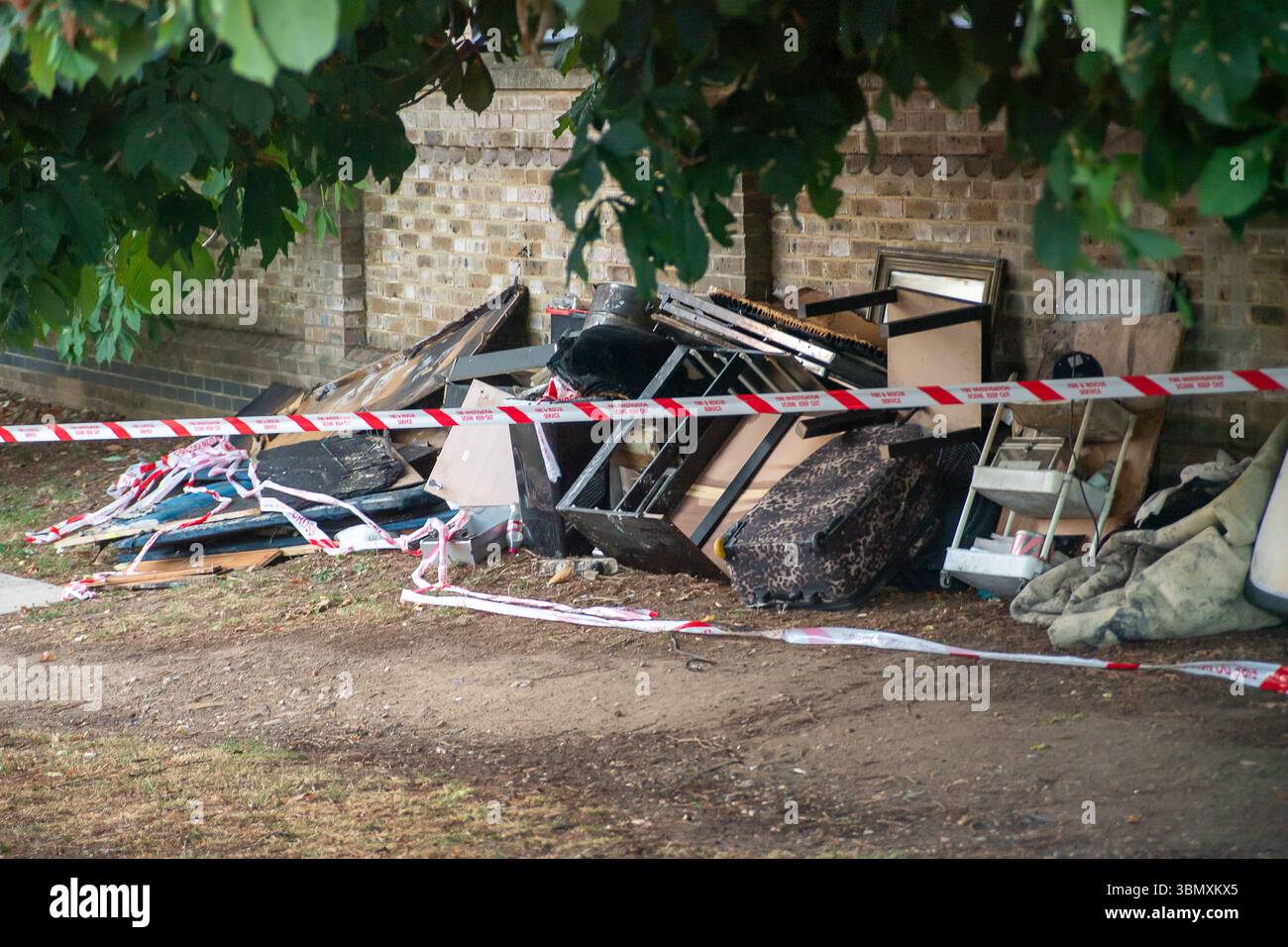 Slough, Großbritannien. Juni 2025. Der Rettungsdienst reagierte heute Nachmittag um 15.30 Uhr auf einen Brand in der Wohnung im obersten Stockwerk in Aspect Court, Slough, Berkshire, an der Ecke Windsor Road und Aspect Court. Der Royal Berkshire Fire and Rescue Service schickte Besatzungen aus Ascot, Bracknell, Slough, Langley, Maidenhead und Windsor zusammen mit der Incident Command Unit von der Maidenhead Fire Station und der Aerial Leiterplattform von der Whitley Wood Fire Station. Der South Central Ambulance Service schickte dem Vernehmen nach eine Reihe von Ressourcen an den Tatort, darunter ein Einsatzteam für Gefahrenbereiche. Es wird verstanden, dass eine Person Stockfoto