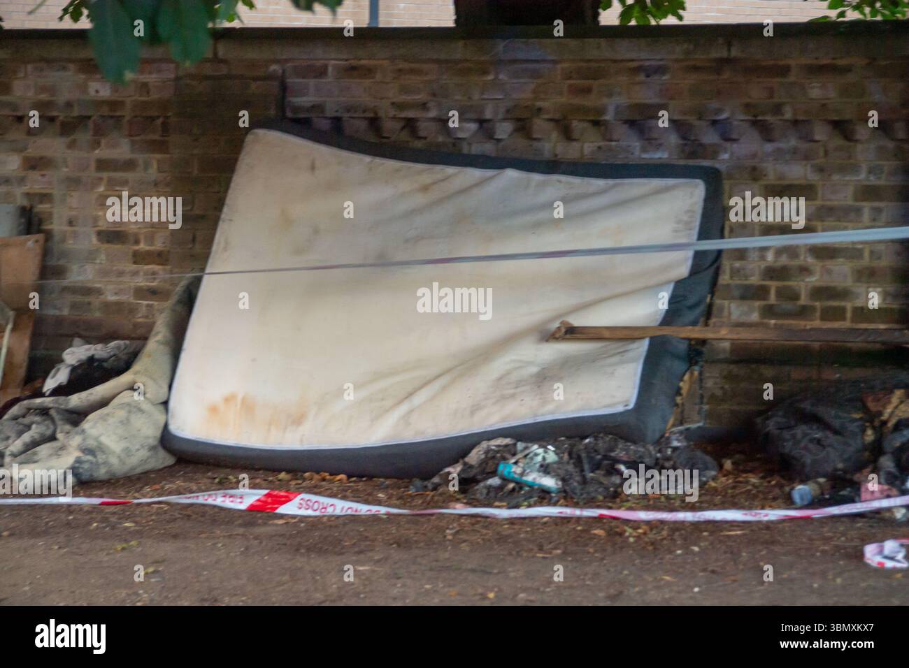 Slough, Großbritannien. Juni 2025. Der Rettungsdienst reagierte heute Nachmittag um 15.30 Uhr auf einen Brand in der Wohnung im obersten Stockwerk in Aspect Court, Slough, Berkshire, an der Ecke Windsor Road und Aspect Court. Der Royal Berkshire Fire and Rescue Service schickte Besatzungen aus Ascot, Bracknell, Slough, Langley, Maidenhead und Windsor zusammen mit der Incident Command Unit von der Maidenhead Fire Station und der Aerial Leiterplattform von der Whitley Wood Fire Station. Der South Central Ambulance Service schickte dem Vernehmen nach eine Reihe von Ressourcen an den Tatort, darunter ein Einsatzteam für Gefahrenbereiche. Es wird verstanden, dass eine Person Stockfoto