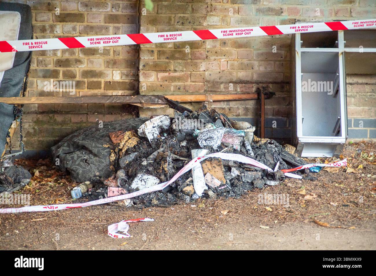 Slough, Großbritannien. Juni 2025. Der Rettungsdienst reagierte heute Nachmittag um 15.30 Uhr auf einen Brand in der Wohnung im obersten Stockwerk in Aspect Court, Slough, Berkshire, an der Ecke Windsor Road und Aspect Court. Der Royal Berkshire Fire and Rescue Service schickte Besatzungen aus Ascot, Bracknell, Slough, Langley, Maidenhead und Windsor zusammen mit der Incident Command Unit von der Maidenhead Fire Station und der Aerial Leiterplattform von der Whitley Wood Fire Station. Der South Central Ambulance Service schickte dem Vernehmen nach eine Reihe von Ressourcen an den Tatort, darunter ein Einsatzteam für Gefahrenbereiche. Es wird verstanden, dass eine Person Stockfoto