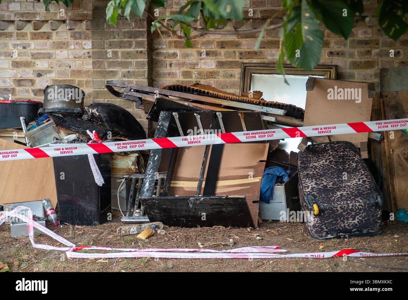 Slough, Großbritannien. Juni 2025. Der Rettungsdienst reagierte heute Nachmittag um 15.30 Uhr auf einen Brand in der Wohnung im obersten Stockwerk in Aspect Court, Slough, Berkshire, an der Ecke Windsor Road und Aspect Court. Der Royal Berkshire Fire and Rescue Service schickte Besatzungen aus Ascot, Bracknell, Slough, Langley, Maidenhead und Windsor zusammen mit der Incident Command Unit von der Maidenhead Fire Station und der Aerial Leiterplattform von der Whitley Wood Fire Station. Der South Central Ambulance Service schickte dem Vernehmen nach eine Reihe von Ressourcen an den Tatort, darunter ein Einsatzteam für Gefahrenbereiche. Es wird verstanden, dass eine Person Stockfoto