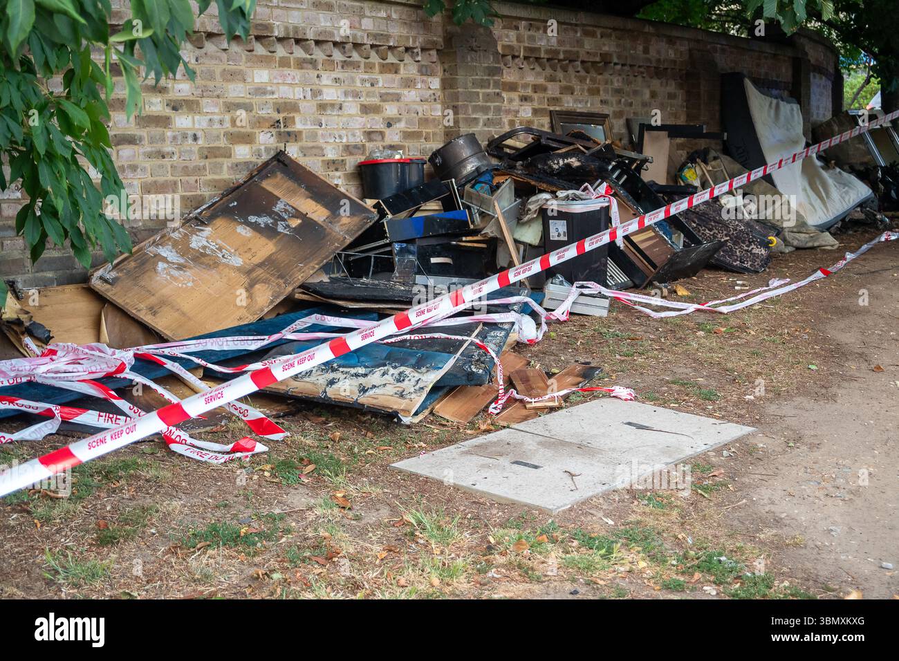 Slough, Großbritannien. Juni 2025. Der Rettungsdienst reagierte heute Nachmittag um 15.30 Uhr auf einen Brand in der Wohnung im obersten Stockwerk in Aspect Court, Slough, Berkshire, an der Ecke Windsor Road und Aspect Court. Der Royal Berkshire Fire and Rescue Service schickte Besatzungen aus Ascot, Bracknell, Slough, Langley, Maidenhead und Windsor zusammen mit der Incident Command Unit von der Maidenhead Fire Station und der Aerial Leiterplattform von der Whitley Wood Fire Station. Der South Central Ambulance Service schickte dem Vernehmen nach eine Reihe von Ressourcen an den Tatort, darunter ein Einsatzteam für Gefahrenbereiche. Es wird verstanden, dass eine Person Stockfoto