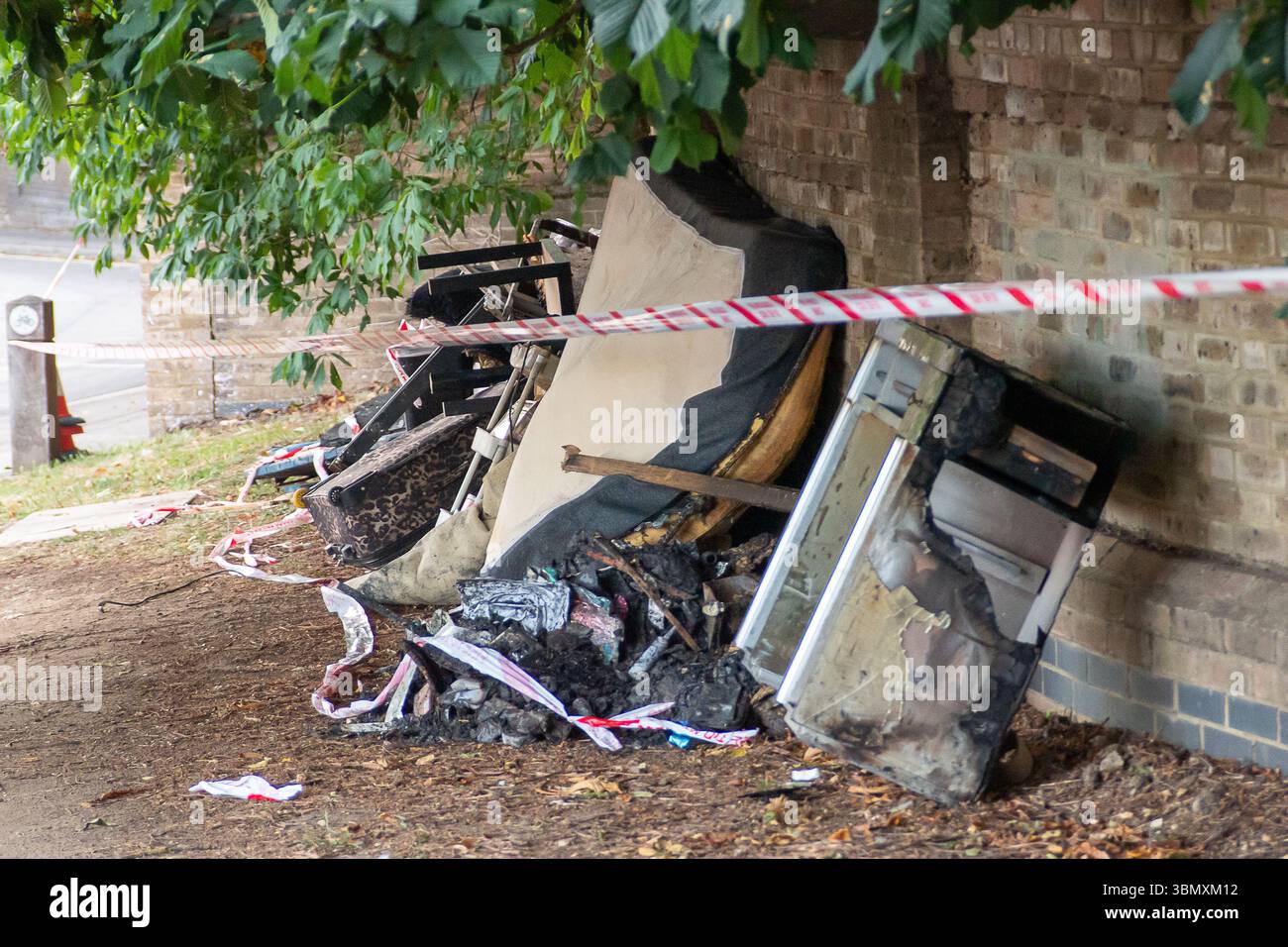 Slough, Großbritannien. Juni 2025. Der Rettungsdienst reagierte heute Nachmittag um 15.30 Uhr auf einen Brand in der Wohnung im obersten Stockwerk in Aspect Court, Slough, Berkshire, an der Ecke Windsor Road und Aspect Court. Der Royal Berkshire Fire and Rescue Service schickte Besatzungen aus Ascot, Bracknell, Slough, Langley, Maidenhead und Windsor zusammen mit der Incident Command Unit von der Maidenhead Fire Station und der Aerial Leiterplattform von der Whitley Wood Fire Station. Der South Central Ambulance Service schickte dem Vernehmen nach eine Reihe von Ressourcen an den Tatort, darunter ein Einsatzteam für Gefahrenbereiche. Es wird verstanden, dass eine Person Stockfoto