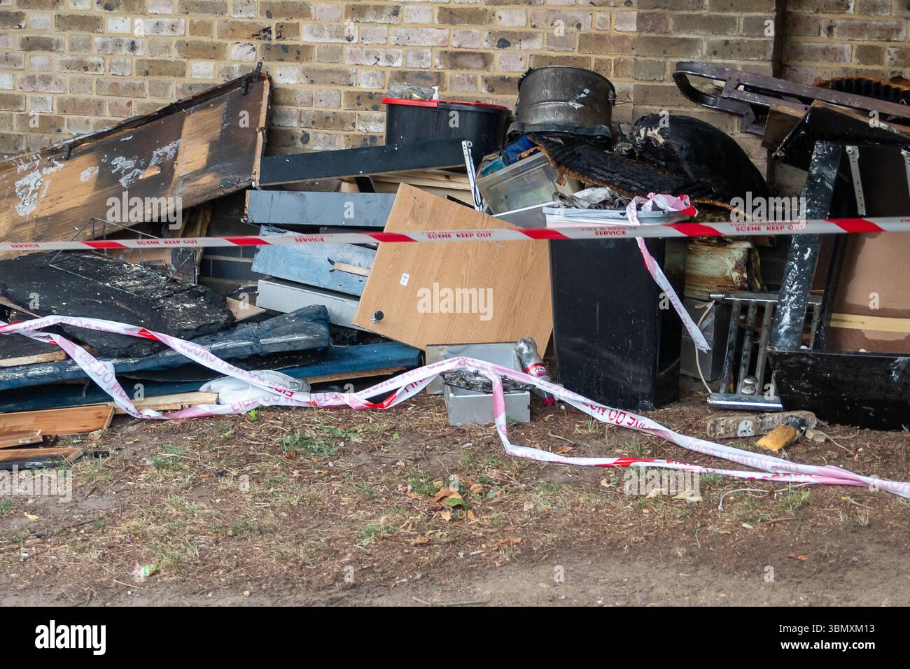 Slough, Großbritannien. Juni 2025. Der Rettungsdienst reagierte heute Nachmittag um 15.30 Uhr auf einen Brand in der Wohnung im obersten Stockwerk in Aspect Court, Slough, Berkshire, an der Ecke Windsor Road und Aspect Court. Der Royal Berkshire Fire and Rescue Service schickte Besatzungen aus Ascot, Bracknell, Slough, Langley, Maidenhead und Windsor zusammen mit der Incident Command Unit von der Maidenhead Fire Station und der Aerial Leiterplattform von der Whitley Wood Fire Station. Der South Central Ambulance Service schickte dem Vernehmen nach eine Reihe von Ressourcen an den Tatort, darunter ein Einsatzteam für Gefahrenbereiche. Es wird verstanden, dass eine Person Stockfoto