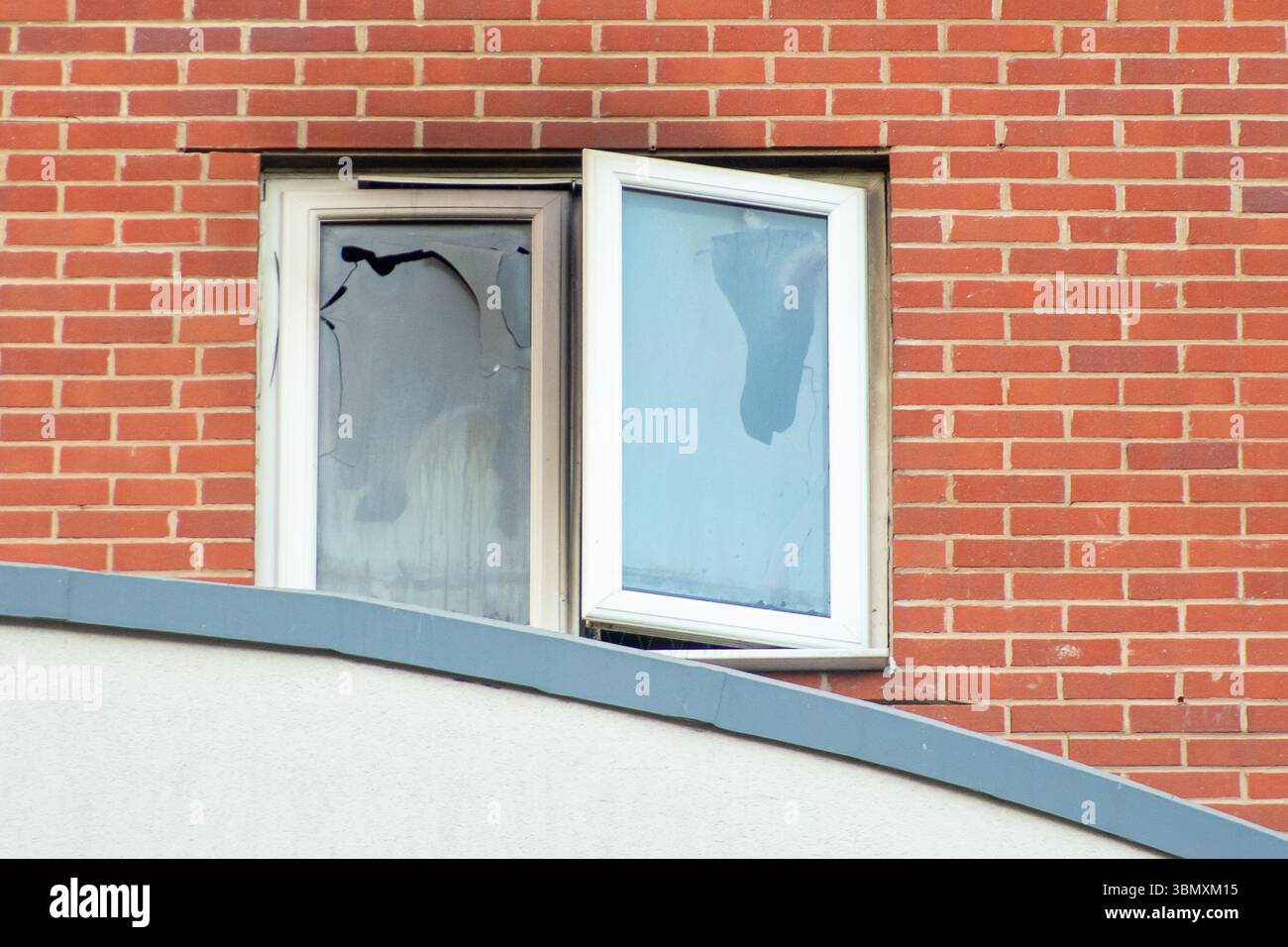 Slough, Großbritannien. Juni 2025. Der Rettungsdienst reagierte heute Nachmittag um 15.30 Uhr auf einen Brand in der Wohnung im obersten Stockwerk in Aspect Court, Slough, Berkshire, an der Ecke Windsor Road und Aspect Court. Der Royal Berkshire Fire and Rescue Service schickte Besatzungen aus Ascot, Bracknell, Slough, Langley, Maidenhead und Windsor zusammen mit der Incident Command Unit von der Maidenhead Fire Station und der Aerial Leiterplattform von der Whitley Wood Fire Station. Der South Central Ambulance Service schickte dem Vernehmen nach eine Reihe von Ressourcen an den Tatort, darunter ein Einsatzteam für Gefahrenbereiche. Es wird verstanden, dass eine Person Stockfoto