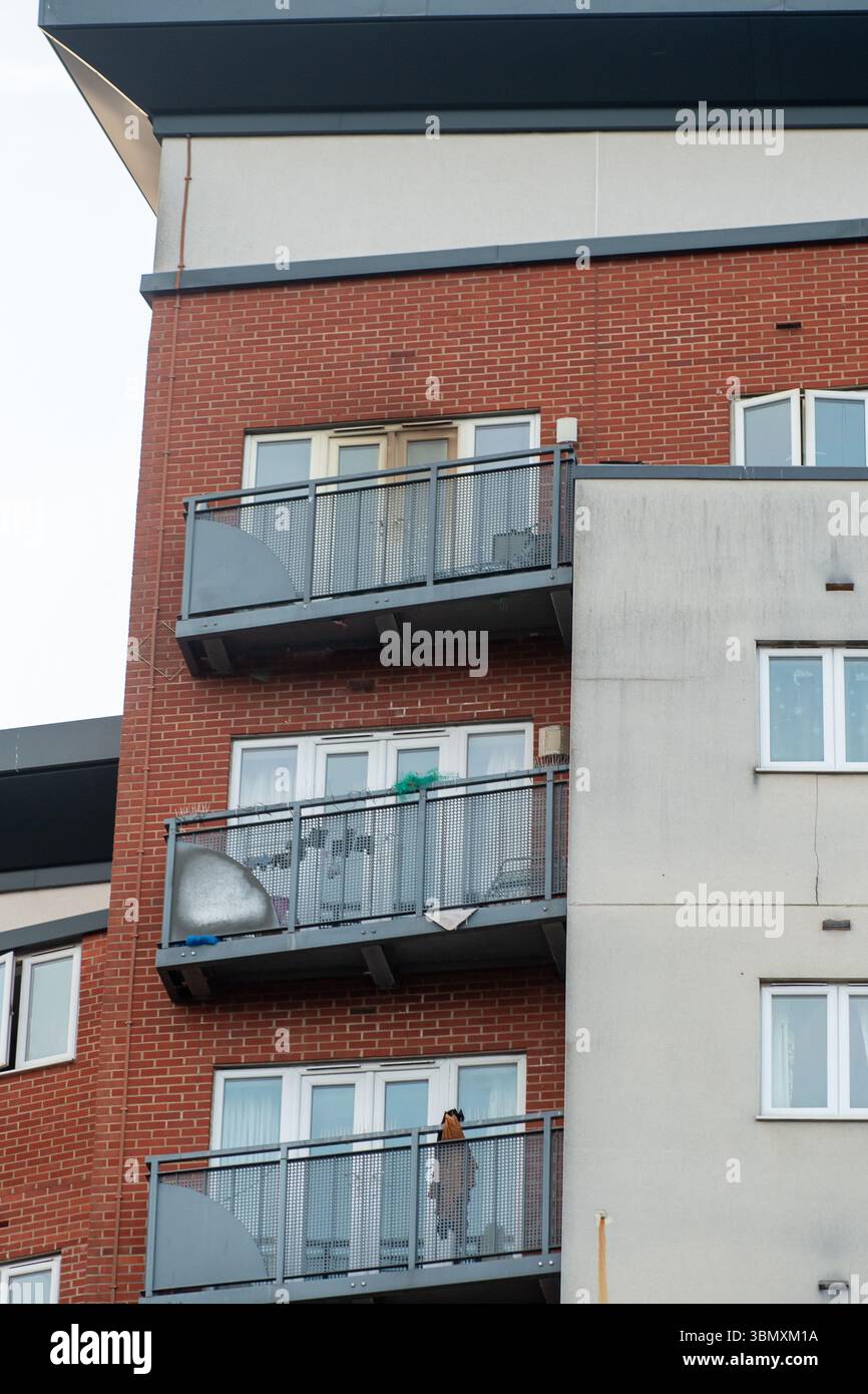 Slough, Großbritannien. Juni 2025. Der Rettungsdienst reagierte heute Nachmittag um 15.30 Uhr auf einen Brand in der Wohnung im obersten Stockwerk in Aspect Court, Slough, Berkshire, an der Ecke Windsor Road und Aspect Court. Der Royal Berkshire Fire and Rescue Service schickte Besatzungen aus Ascot, Bracknell, Slough, Langley, Maidenhead und Windsor zusammen mit der Incident Command Unit von der Maidenhead Fire Station und der Aerial Leiterplattform von der Whitley Wood Fire Station. Der South Central Ambulance Service schickte dem Vernehmen nach eine Reihe von Ressourcen an den Tatort, darunter ein Einsatzteam für Gefahrenbereiche. Es wird verstanden, dass eine Person Stockfoto